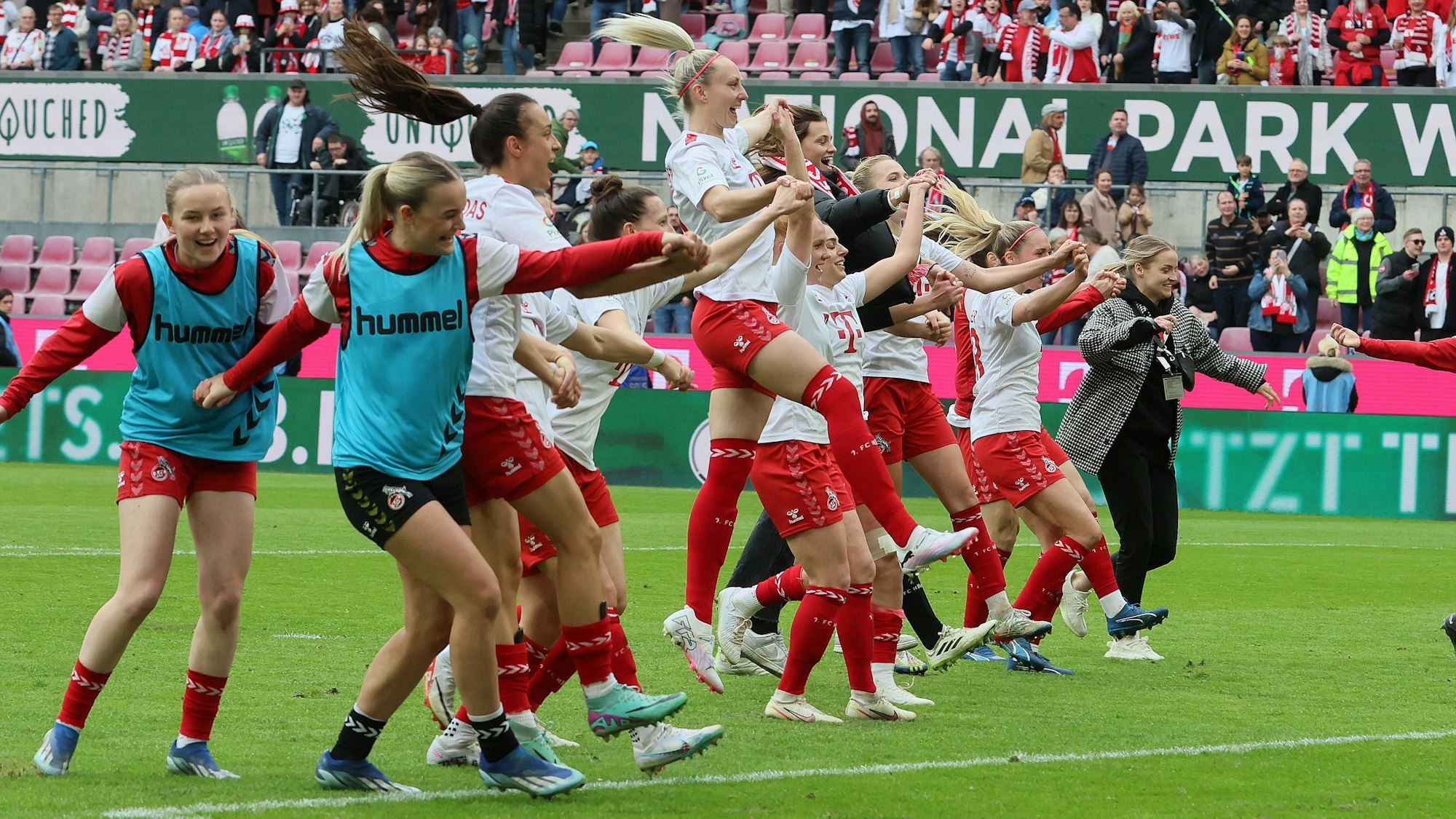 1.FC Köln vs. Werder Bremen, Fussball Frauen, 1. Bundesliga, Jubel vor der Südtribüne nach dem Sieg gegen Bremen, Bild: Herbert Bucco, 10.03.2024