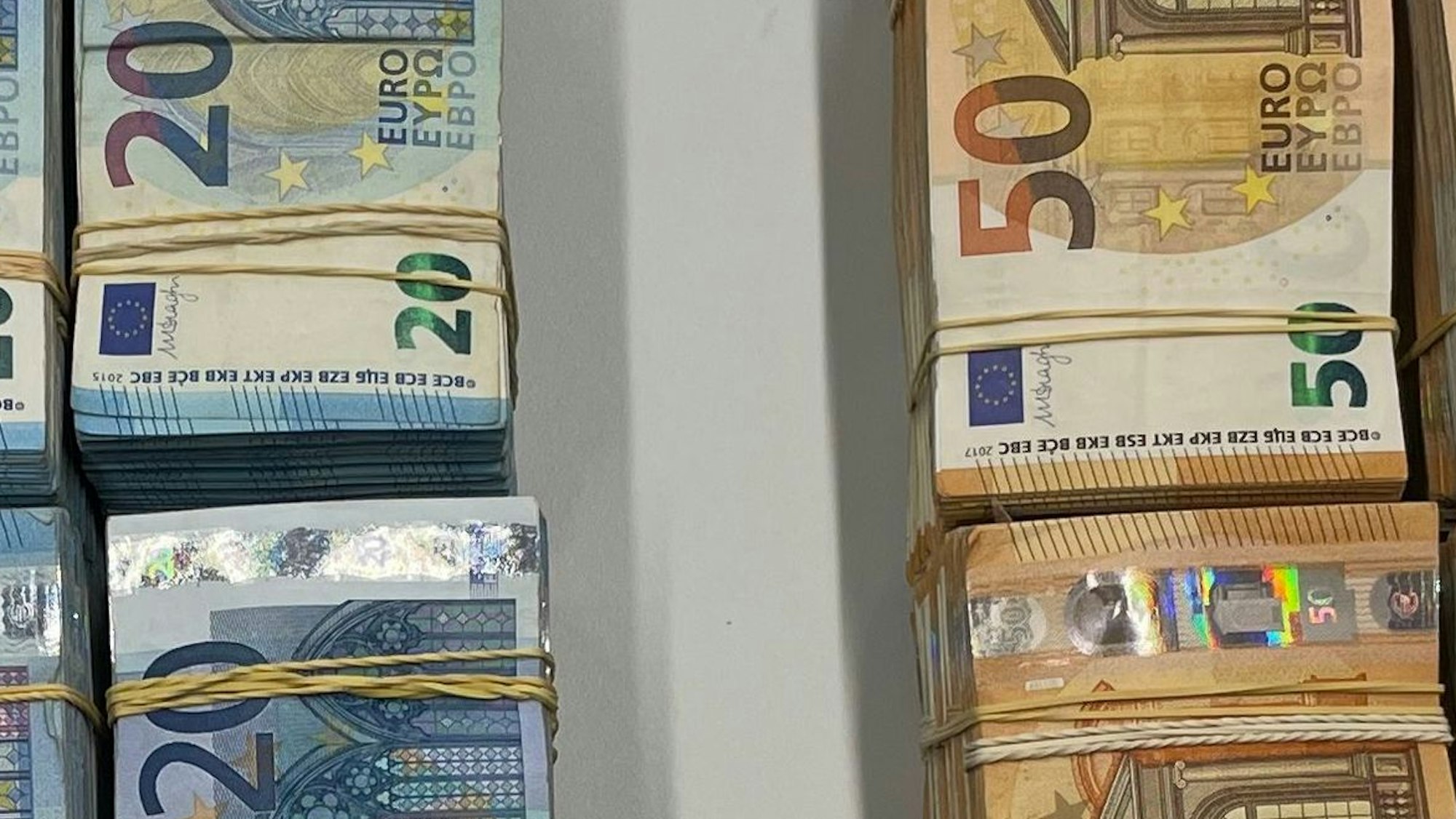 Immer wieder stellt die Polizei Bargeld in großen Mengen sicher wegen Geldwäsche-Verdachts.