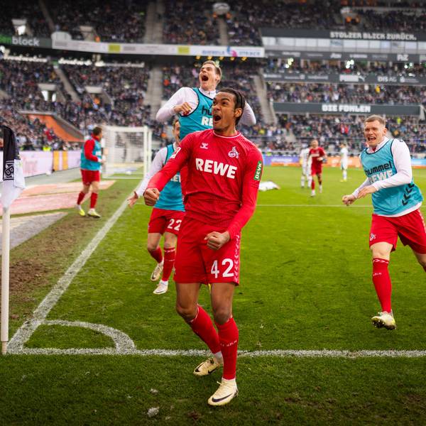 Kölns Damion Downs (M.) bejubelt seinen ersten Bundesligatreffer zum 3:3-Endstand bei Borussia Mönchengladbach.