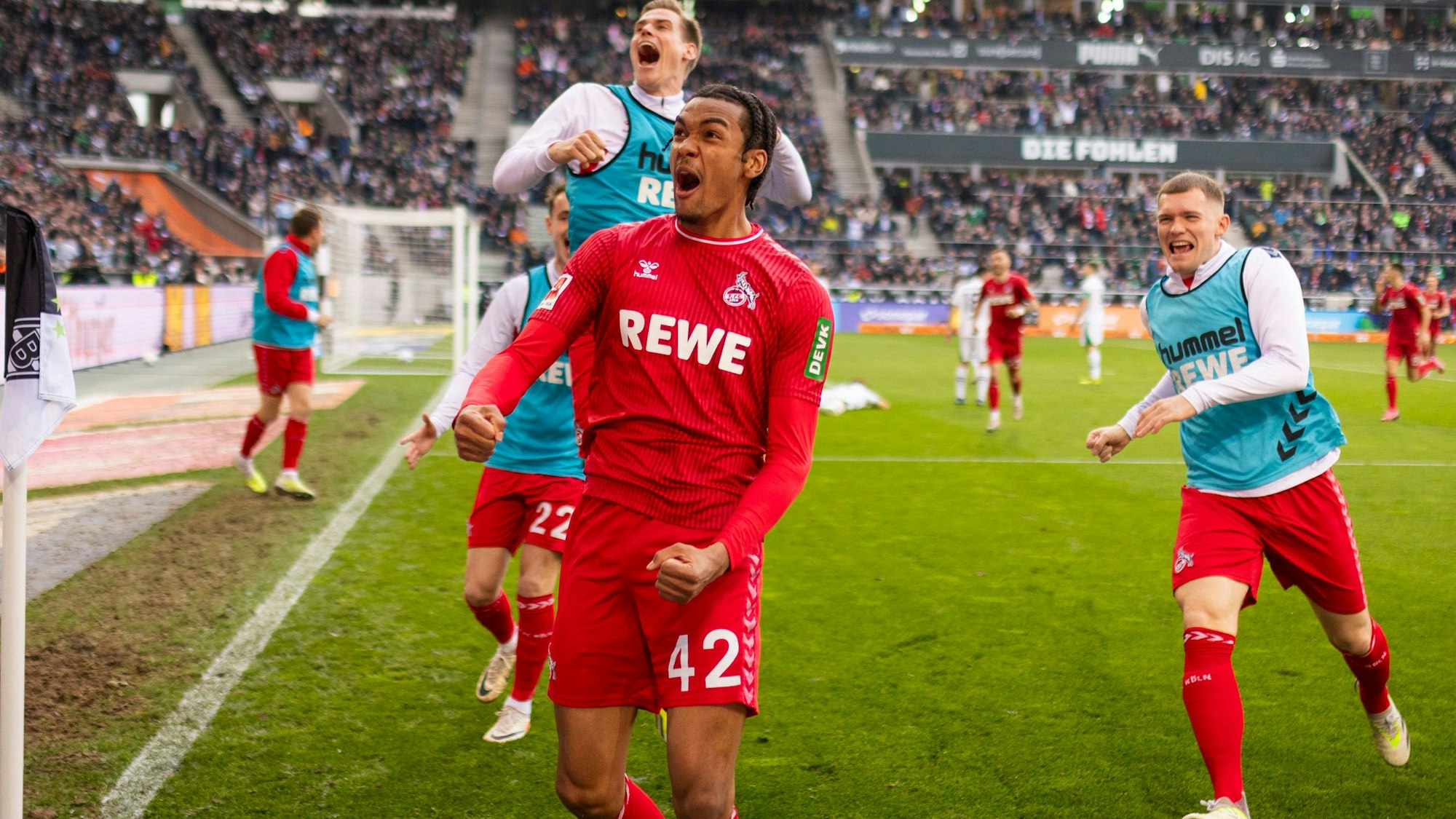 Damion Downs traf in Mönchengladbach zum 3:3 - und drehte danach auf den jubelnden Auswärtsblock im Borussia-Park ab.