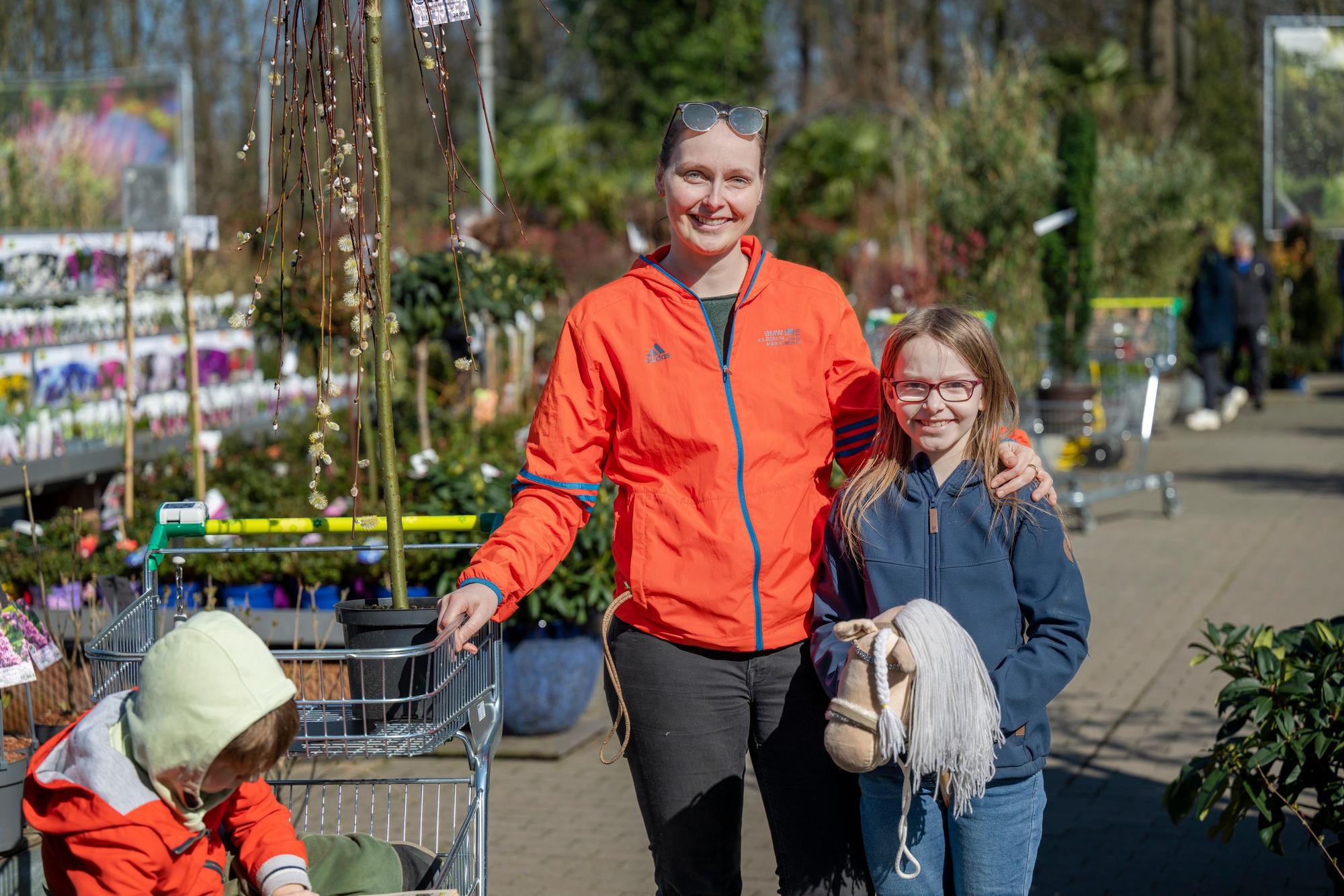 Marina Böhler und Tochter Lena im Außenbereich eines Gartencenters.