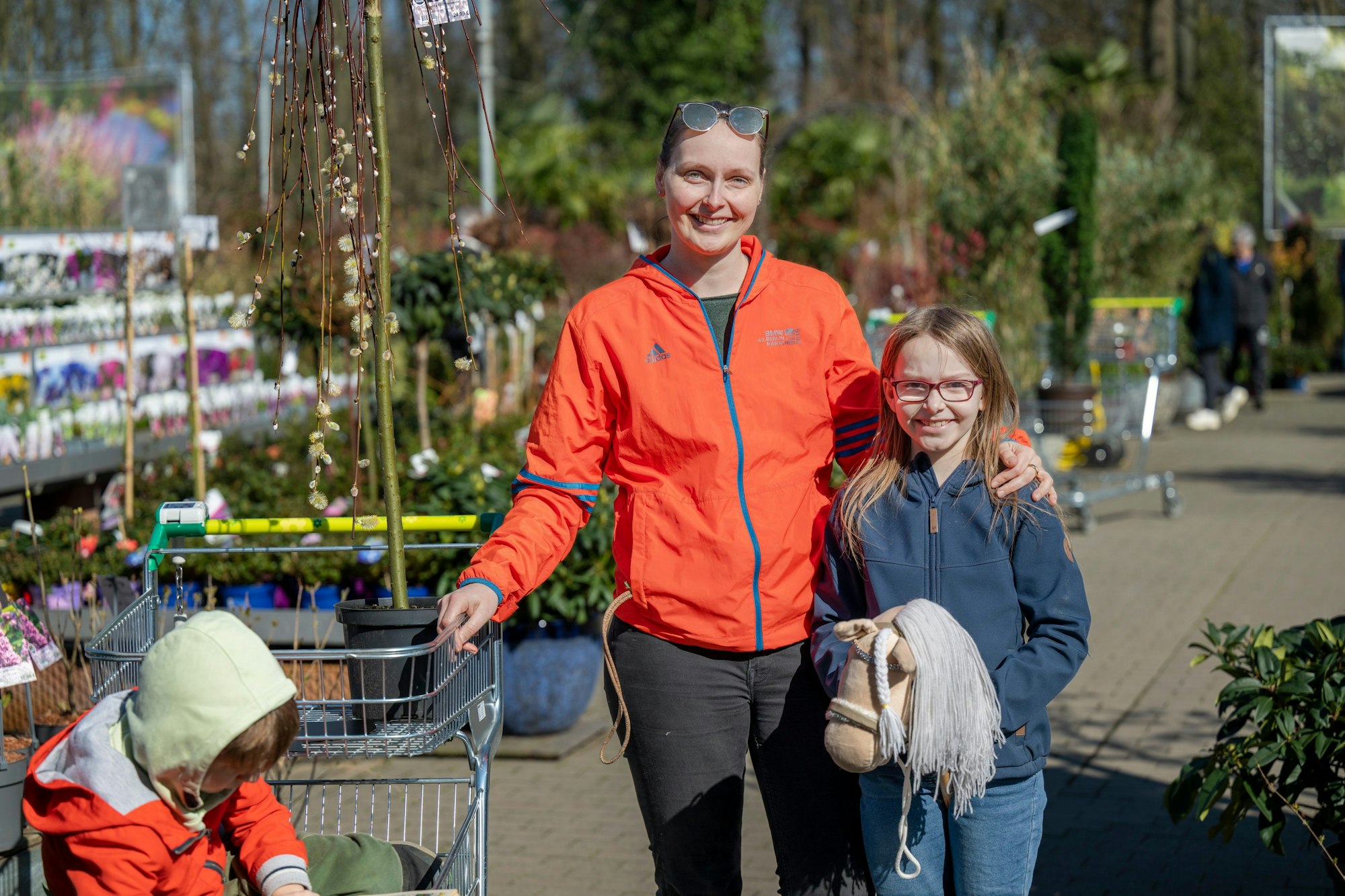 Marina Böhler und Tochter Lena im Außenbereich eines Gartencenters.