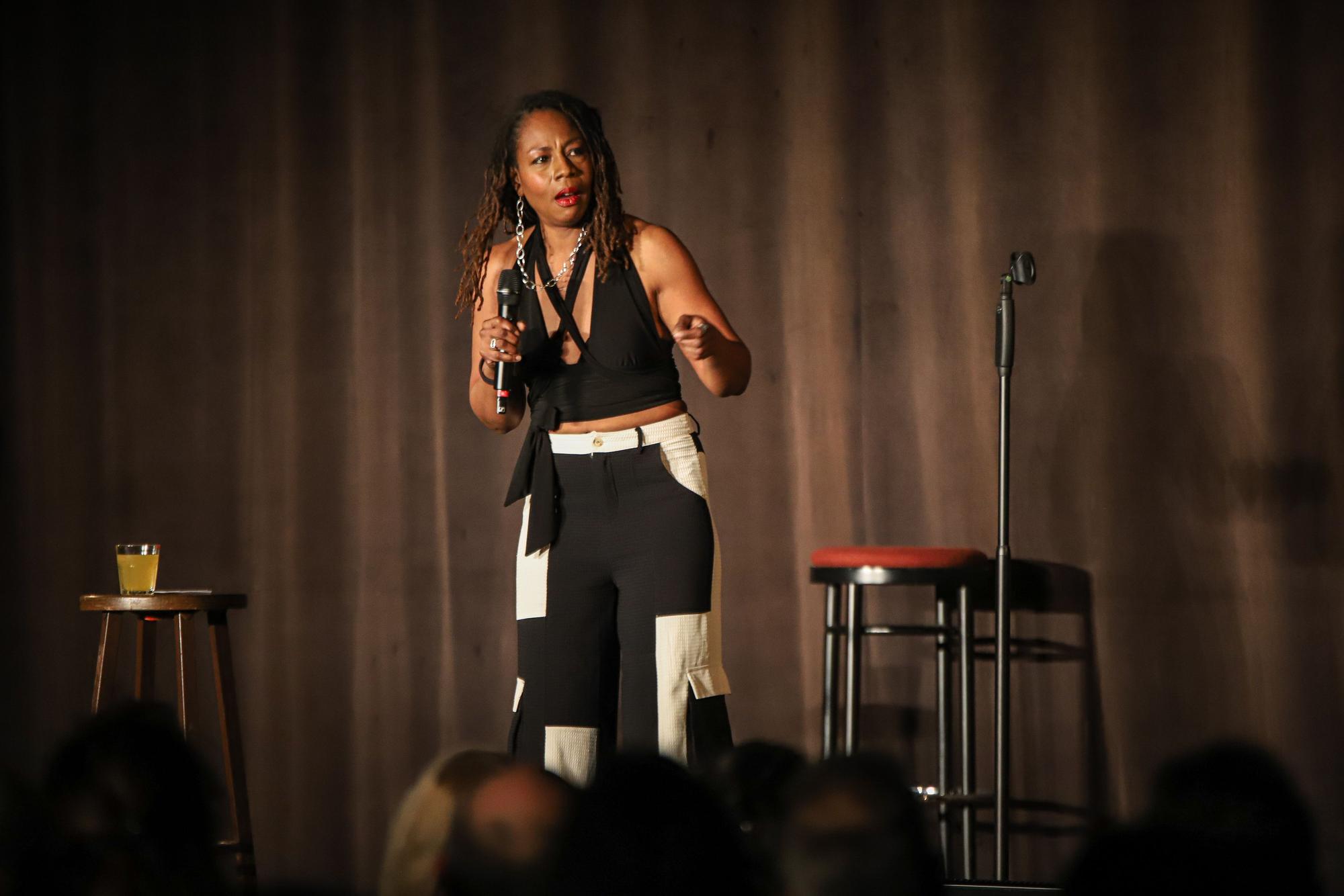 Im Rahmen des Programms anlässlich des Internationalen Frauentags trat Tamika Campbell im Forum Leverkusen auf.