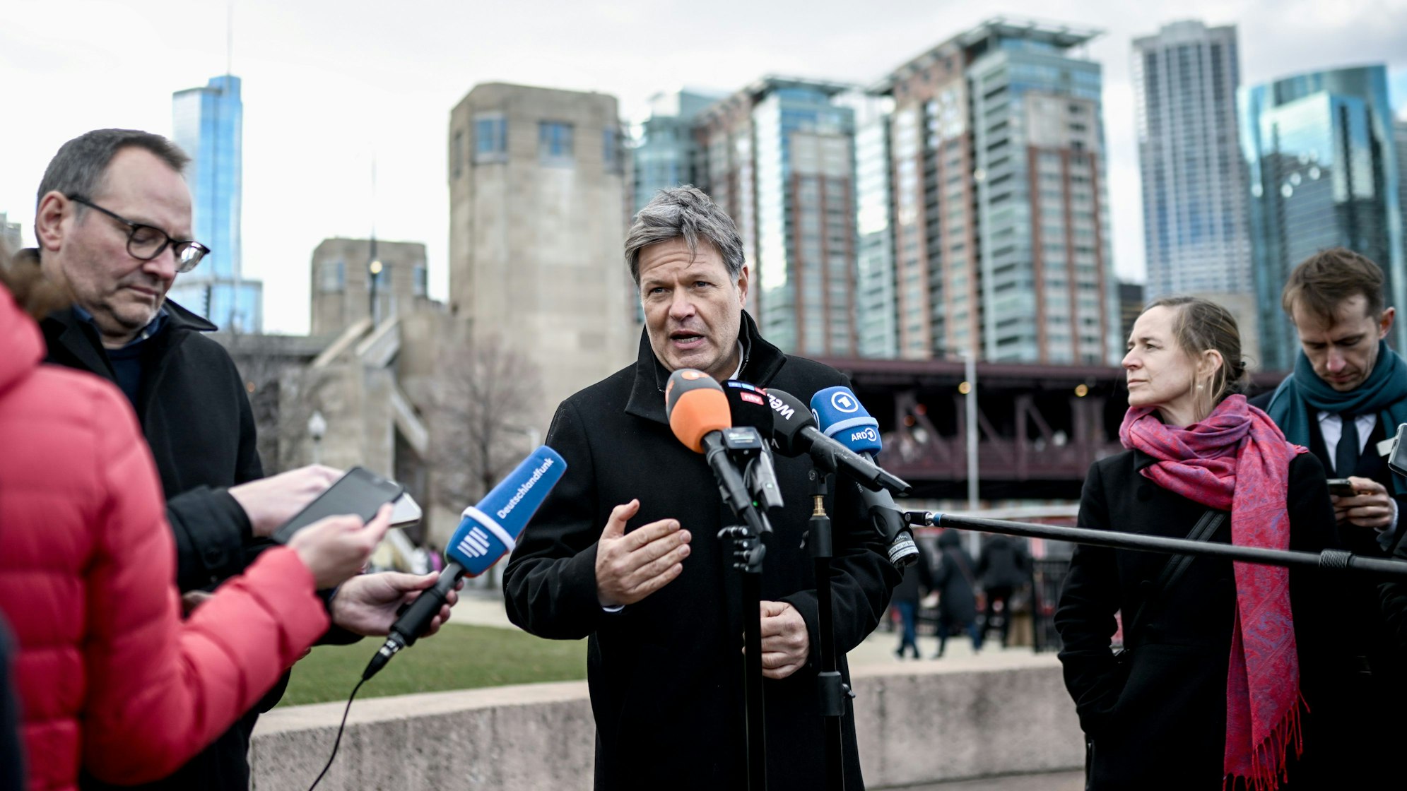 09.03.2024, USA, Chicago: Robert Habeck (Bündnis 90/Die Grünen, M), Vizekanzler und Bundesminister fu·r Wirtschaft und Klimaschutz, spricht zu den Journalisten. Neben der Abstimmung bei der Bewältigung der aktuellen geopolitischen Krisen geht es bei der Reise auch darum, bilaterale Handels- und Investitionsbeziehungen zu stärken sowie die transatlantische Zusammenarbeit bei technologischen Zukunftsfragen voranzutreiben. Foto: Britta Pedersen/dpa +++ dpa-Bildfunk +++