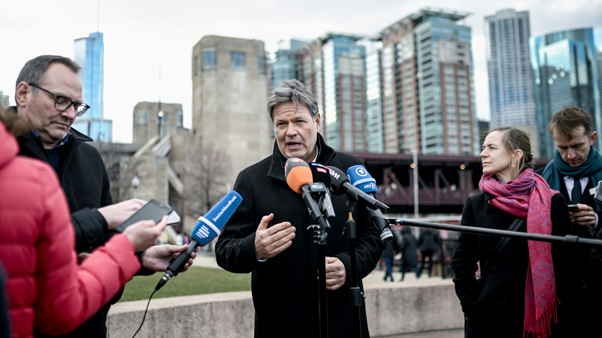 09.03.2024, USA, Chicago: Robert Habeck (Bündnis 90/Die Grünen, M), Vizekanzler und Bundesminister fu·r Wirtschaft und Klimaschutz, spricht zu den Journalisten. Neben der Abstimmung bei der Bewältigung der aktuellen geopolitischen Krisen geht es bei der Reise auch darum, bilaterale Handels- und Investitionsbeziehungen zu stärken sowie die transatlantische Zusammenarbeit bei technologischen Zukunftsfragen voranzutreiben. Foto: Britta Pedersen/dpa +++ dpa-Bildfunk +++
