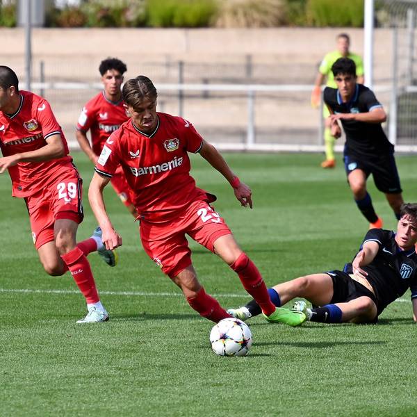 13.09.2022, Fussball-UEFA Youth League U19
Bayer 04 Leverkusen - Club Atletico de Madrid
vorne: Noah Pesch (bayer)
links: Zidan Sertdemir (Bayer)
Foto: Uli Herhaus