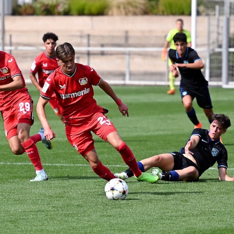 13.09.2022, Fussball-UEFA Youth League U19
Bayer 04 Leverkusen - Club Atletico de Madrid
vorne: Noah Pesch (bayer)
links: Zidan Sertdemir (Bayer)
Foto: Uli Herhaus