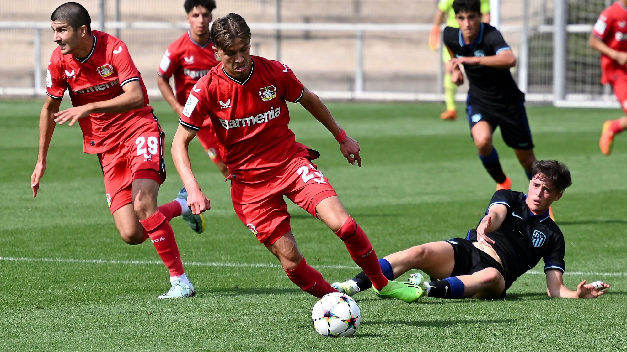 13.09.2022, Fussball-UEFA Youth League U19
Bayer 04 Leverkusen - Club Atletico de Madrid
vorne: Noah Pesch (bayer)
links: Zidan Sertdemir (Bayer)
Foto: Uli Herhaus