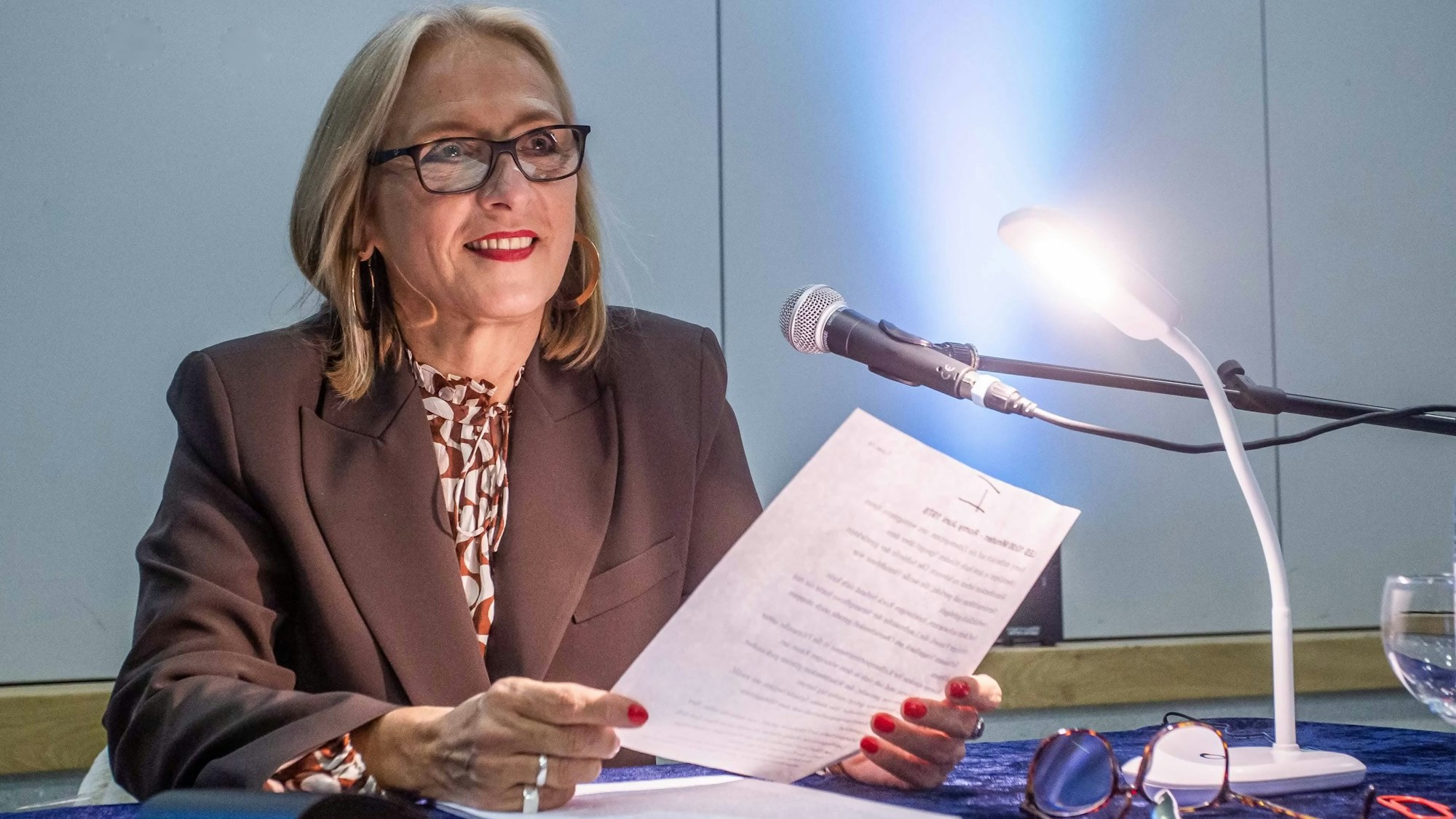 In der Lindlarer Vossbruchhalle las Carla Berling aus ihrem neuen Roman „Romy. Mädchen, die pfeifen . . .“