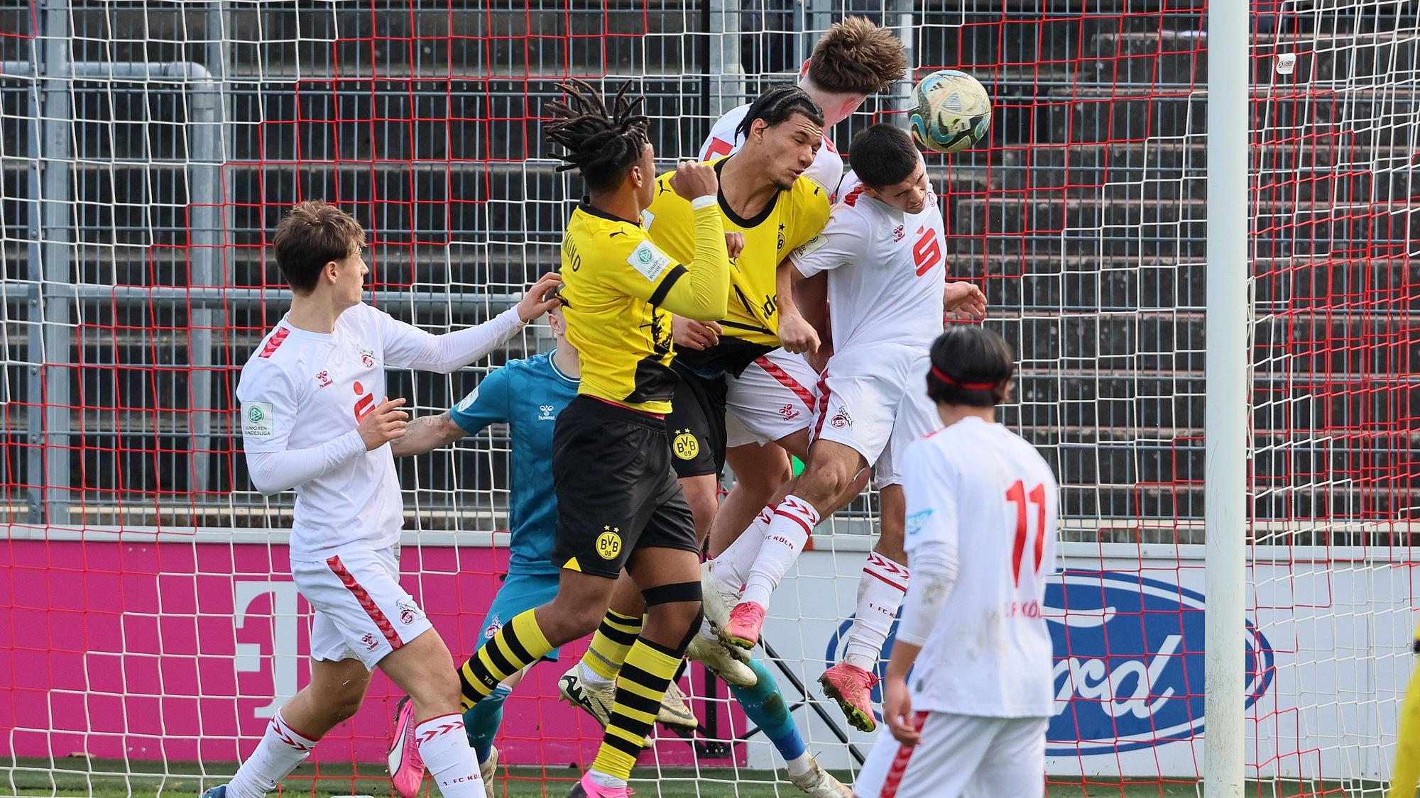 1.FC Köln U19 vs. Borussia Dortmund, A Junioren Bundesliga West, Gedränge im Kölner Strafraum um Stürmer Paris Josua Brunner (Borussia), 10.03.2024, Bild: Herbert Bucco