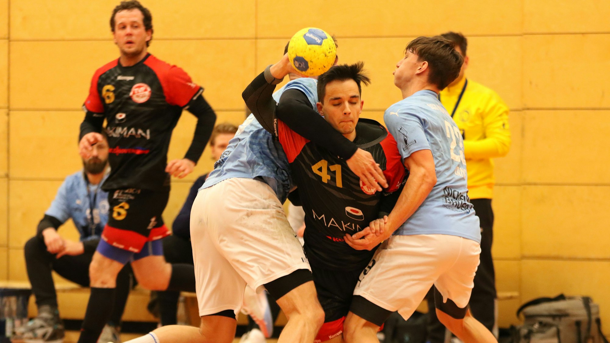 Niklas Grevelding schließt die Augen angesichts der Tatsache, dass ihn zwei Gegner in die Zange nehmen. Im Hintergrund schaut Felix Fiedler zu.