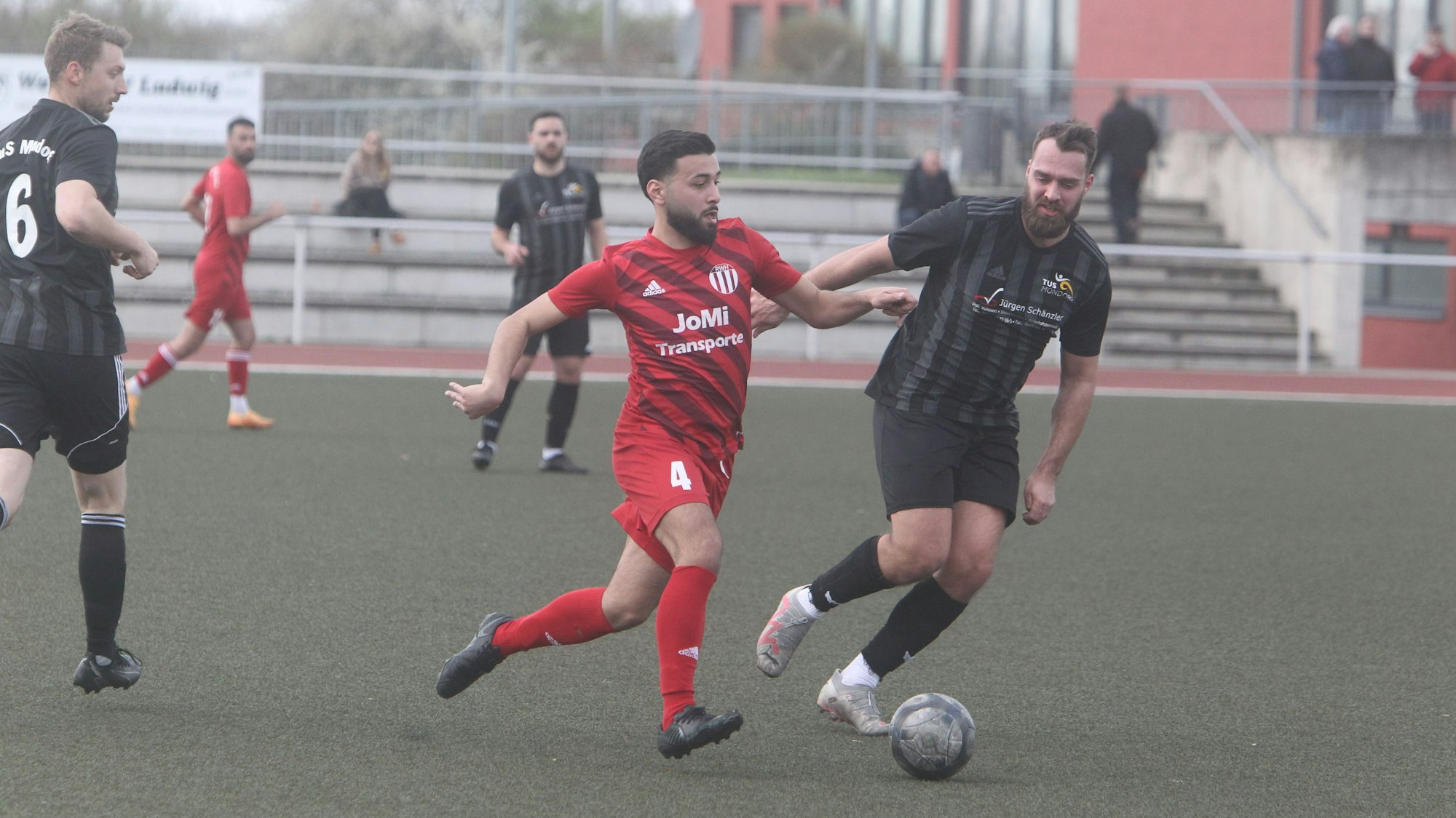 Zweikampf zwischen Hüttes Mert Demir (links) und Mondorfs Nico Rother.
