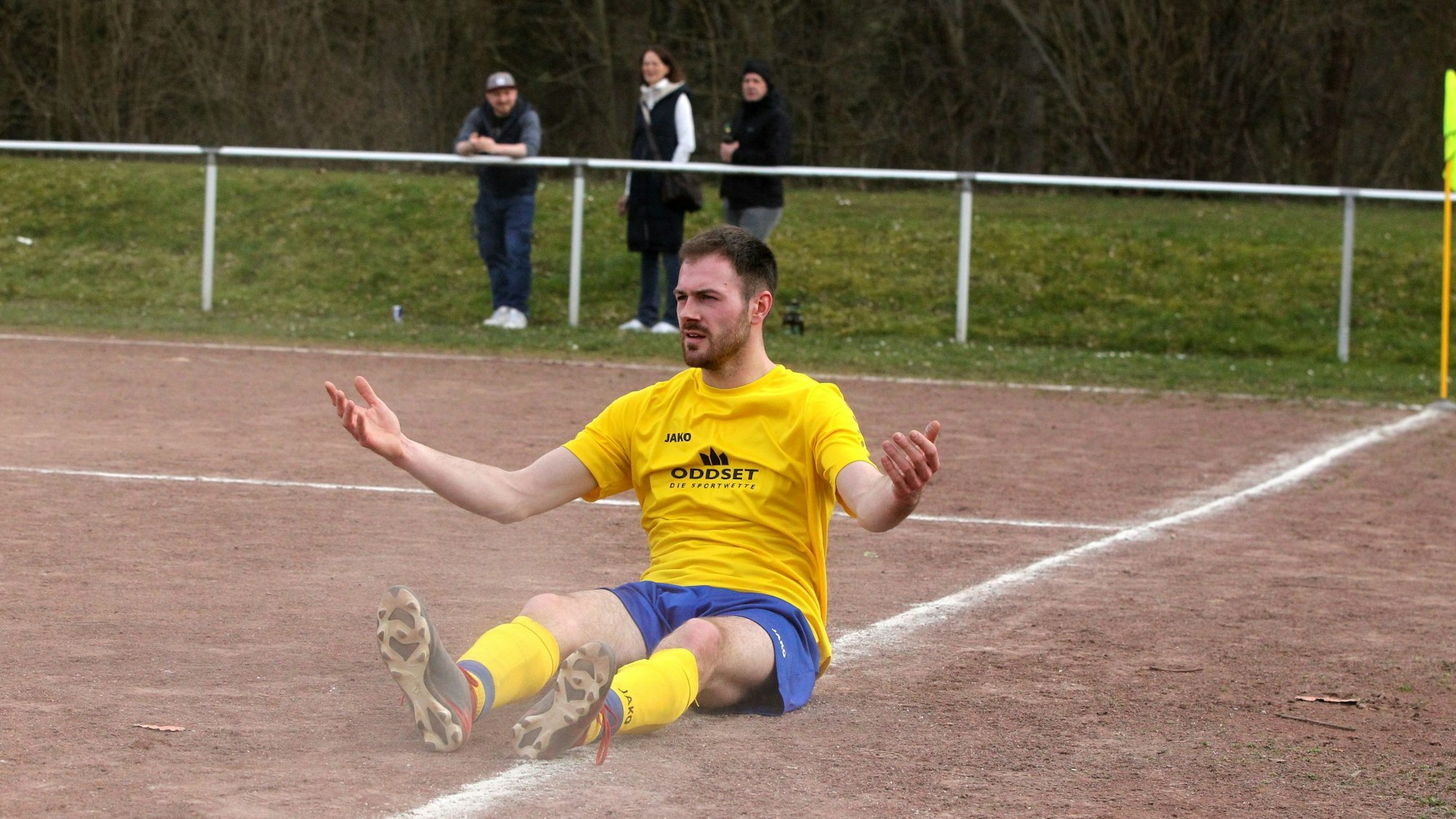 Patrick Lingscheit sitzt nach dem Tor auf der Torauslinie.