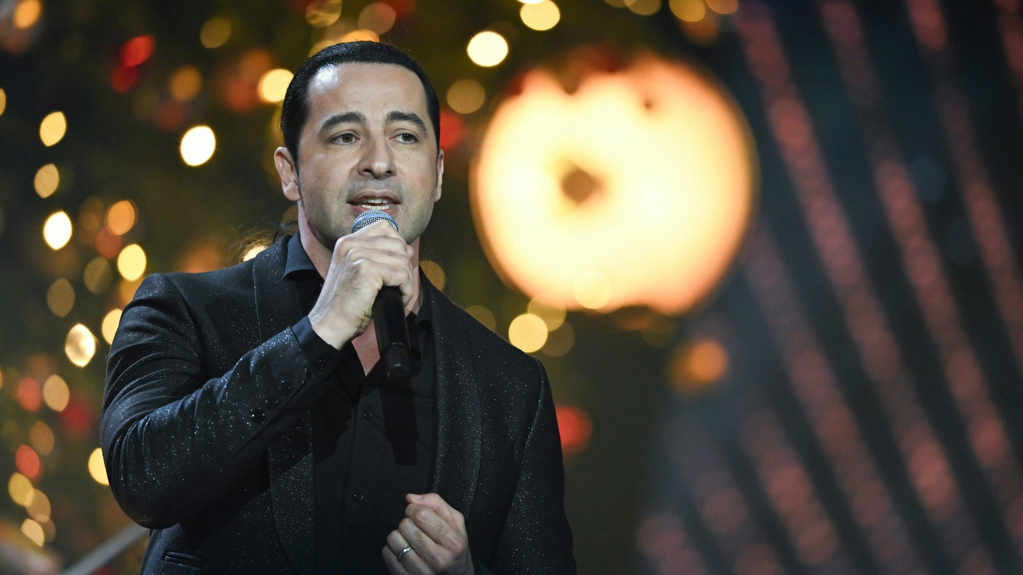Bülent Ceylan singt.