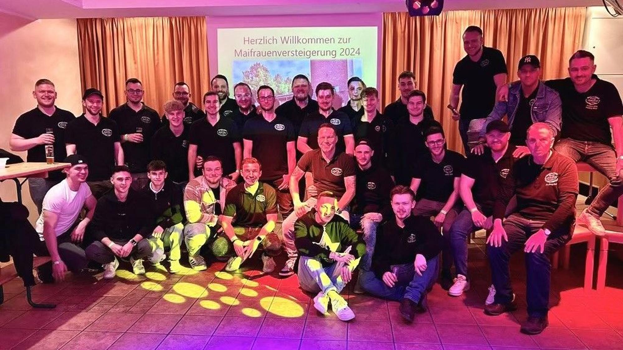 Das Foto zeigt ein Gruppenfoto der Elsdorfer Jungs bei der Versteigerung der Maifrauen.
