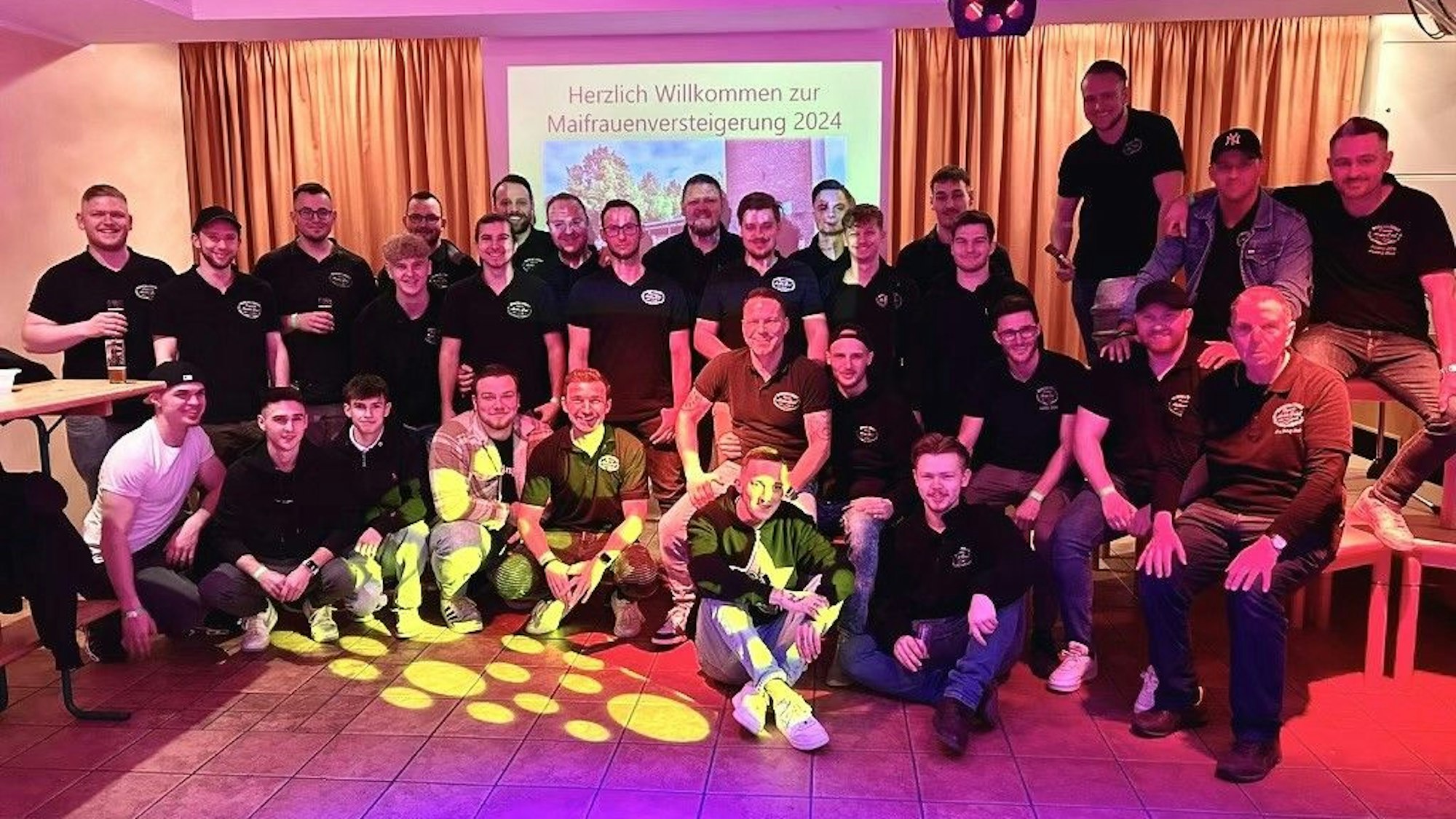 Das Foto zeigt ein Gruppenfoto der Elsdorfer Jungs bei der Versteigerung der Maifrauen.