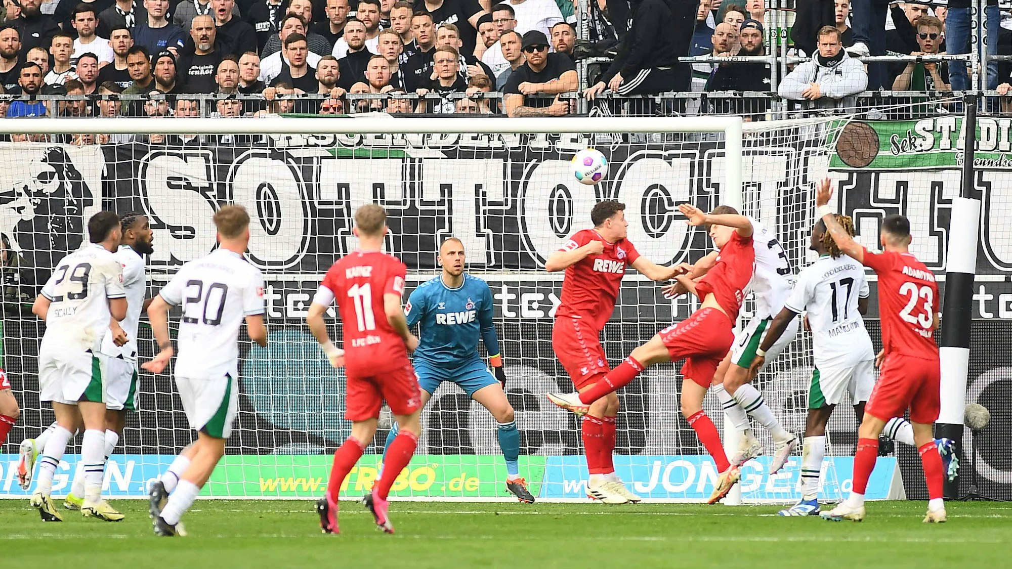 Borussia Mönchengladbach macht Druck auf das Tor des 1. FC Köln.