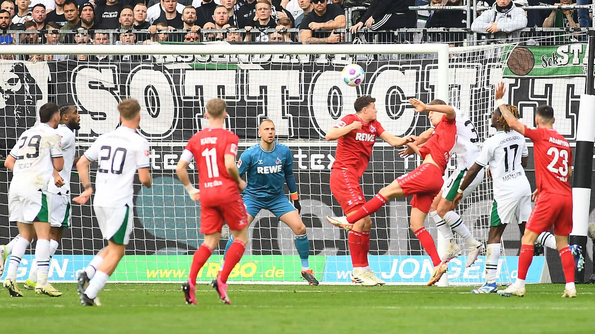 Spieler von Borussia Mönchengladbach und des 1. FC Köln kämpfen im Bundesliga-Derby um den Ball.