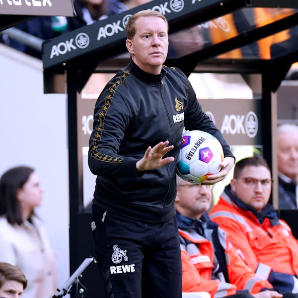 Timo Schultz sorgte in einem hitzigen Derby in Mönchengladbach für Ruhe, als die Kölner Mannschaft in den Abgrund blickte.