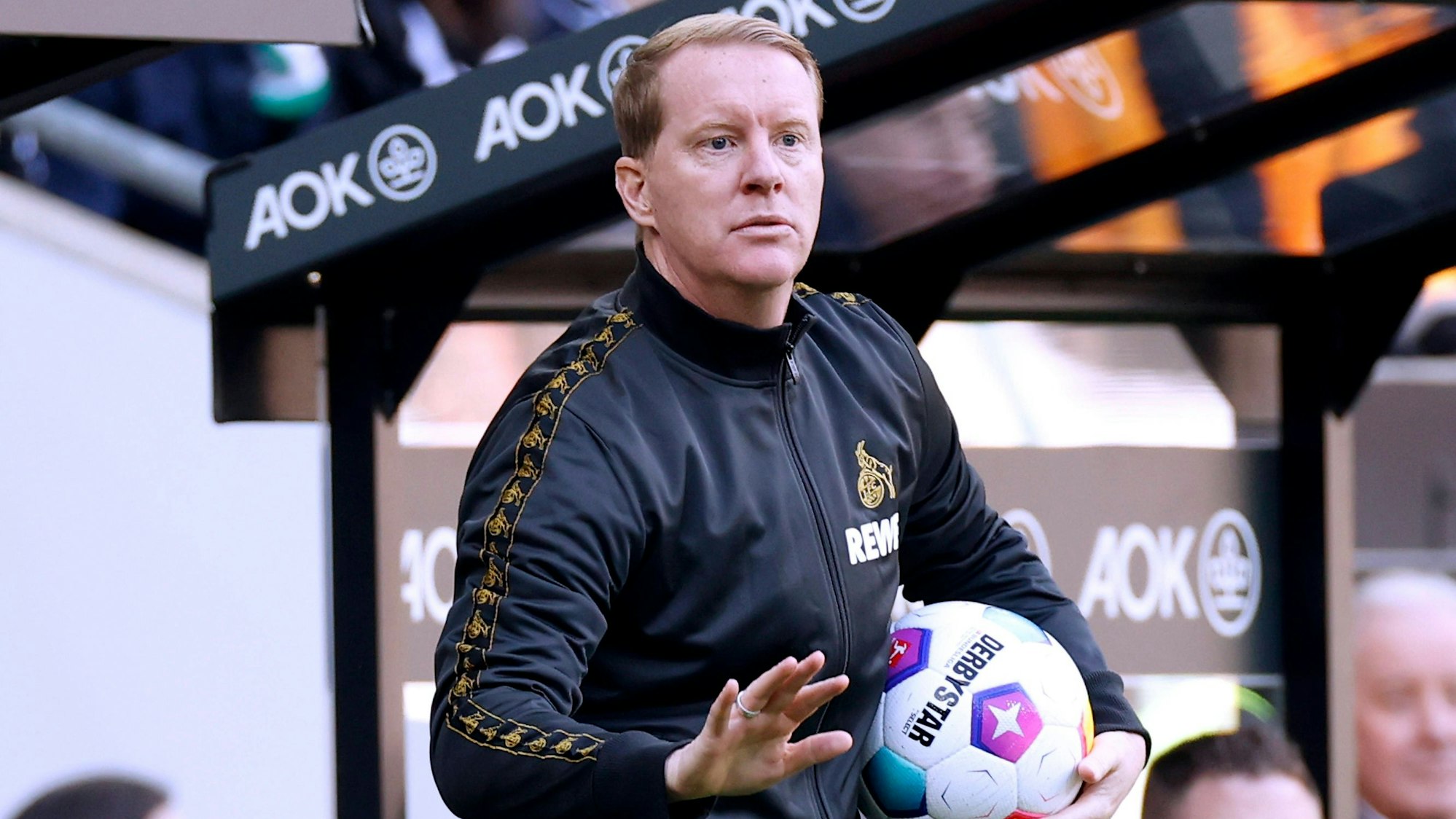 Timo Schultz sorgte in einem hitzigen Derby in Mönchengladbach für Ruhe, als die Kölner Mannschaft in den Abgrund blickte.