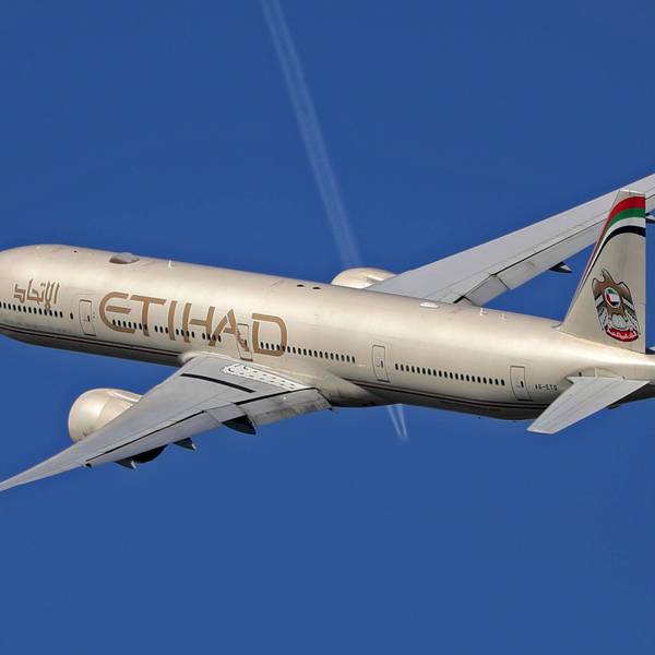 Eine Boeing 777 der arabischen Fluggesellschaft Etihad kreuzt kurz nach dem Start die Flugspur einer Maschine, die deutlich höher über dem Passagierflugzeug hinwegfliegt. Über dem Pazifik sind zwei Passagierflugzeuge beinahe miteinander zusammengestoßen.