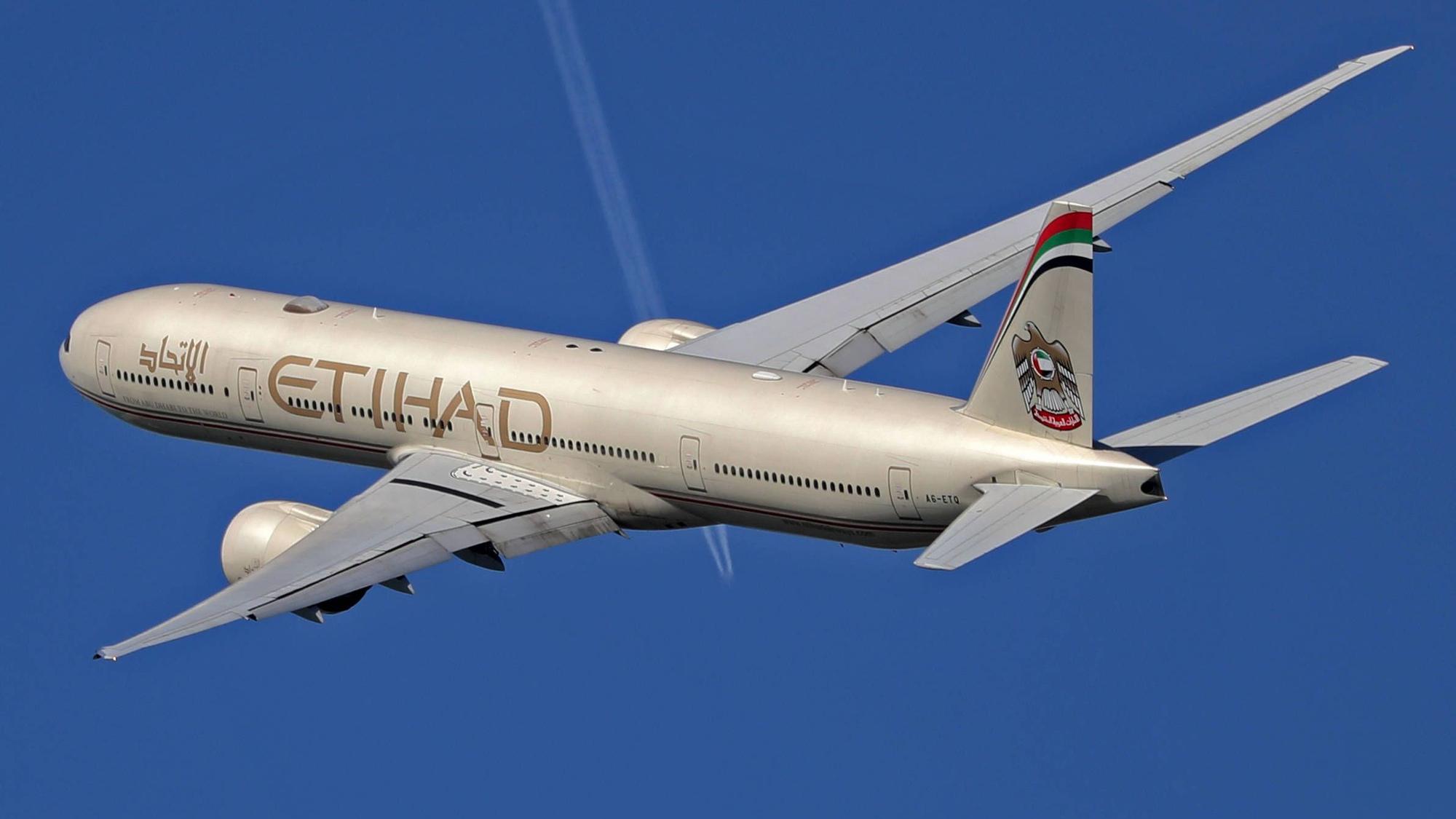 Eine Boeing 777 der arabischen Fluggesellschaft Etihad kreuzt kurz nach dem Start die Flugspur einer Maschine, die deutlich höher über dem Passagierflugzeug hinwegfliegt. Über dem Pazifik sind zwei Passagierflugzeuge beinahe miteinander zusammengestoßen.
