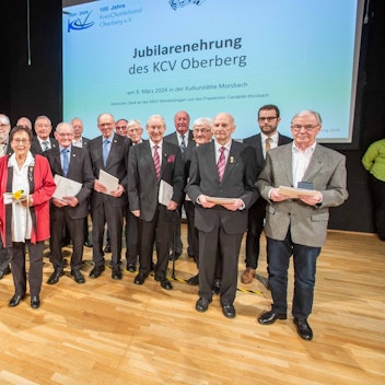 Für 40 und 50 Jahre aktive Mitgliedschaft in ihren Chören wurden diese Sängerinnen und Sänger geehrt.