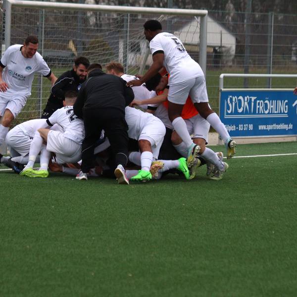 Die Spieler des SV Bessenich begraben Torschützen Nurullah Yasar unter sich