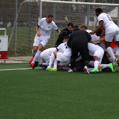 Die Spieler des SV Bessenich begraben Torschützen Nurullah Yasar unter sich