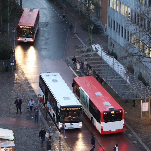 Das Bild zeigt zwei Linienbusse am Busbahnhof
