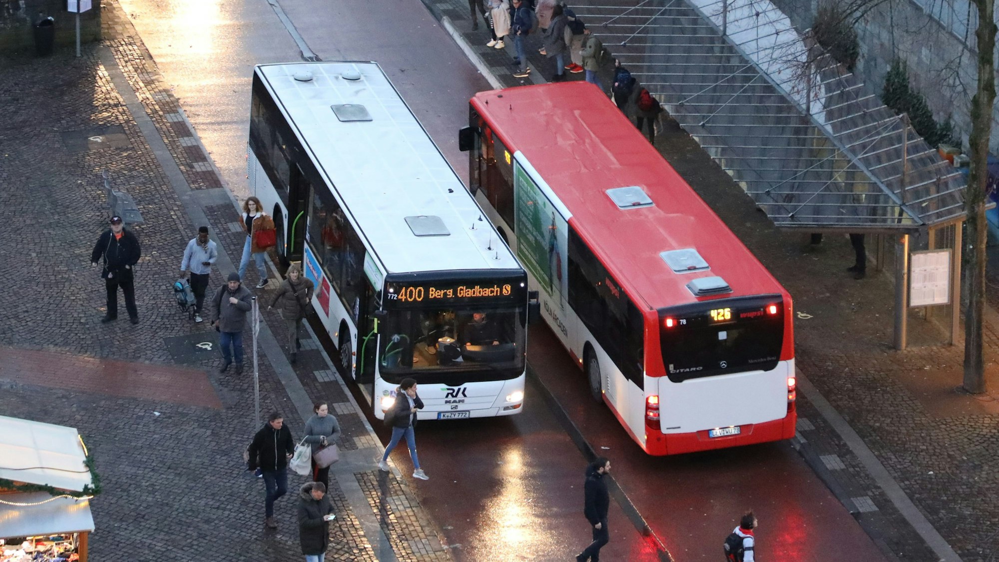 Zwei Linienbusse begegnen sich. Blick aus der Vogelperspektive.