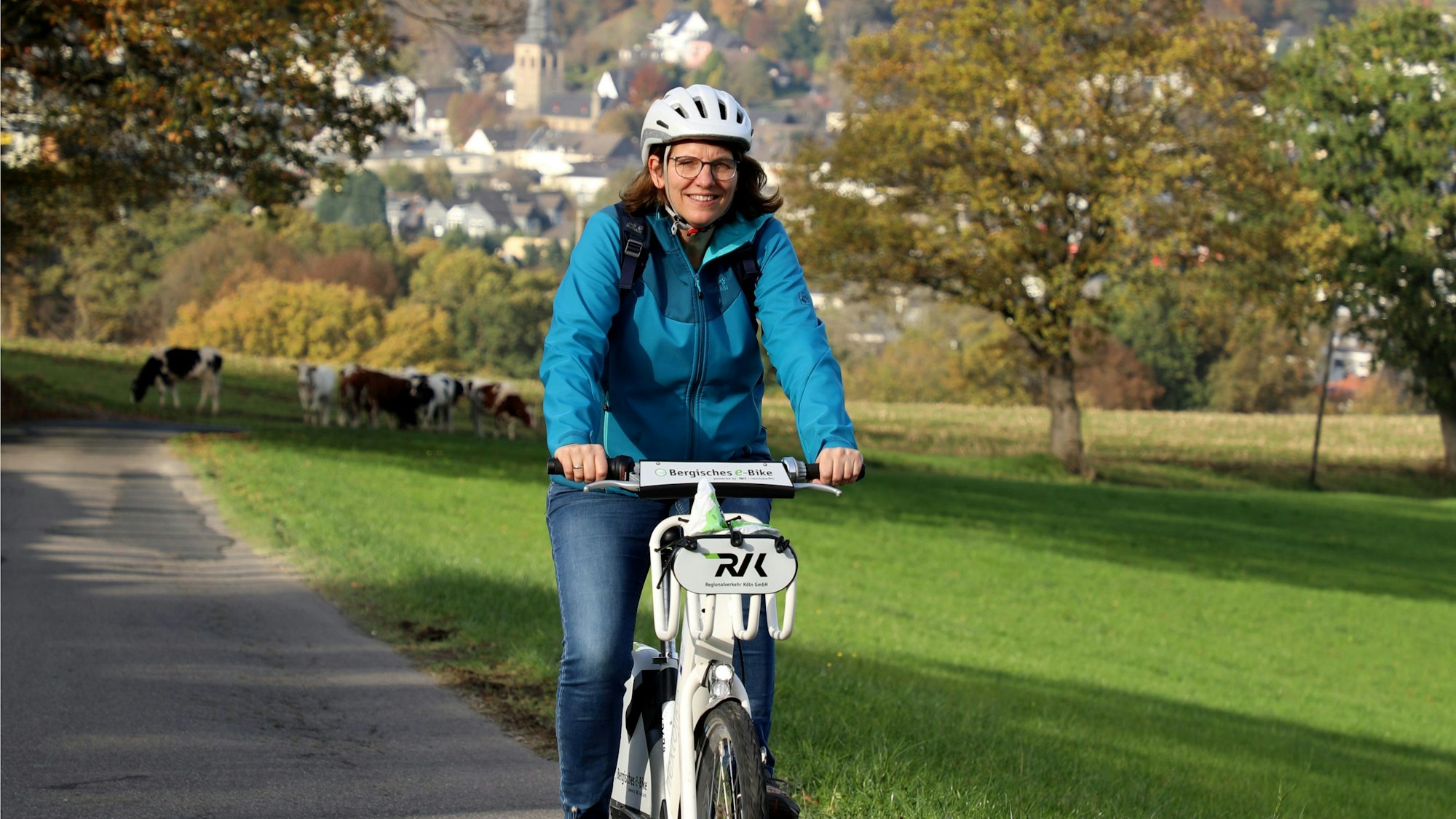 Das Foto zeigt eine Radfahrerin auf einem E-Bike.