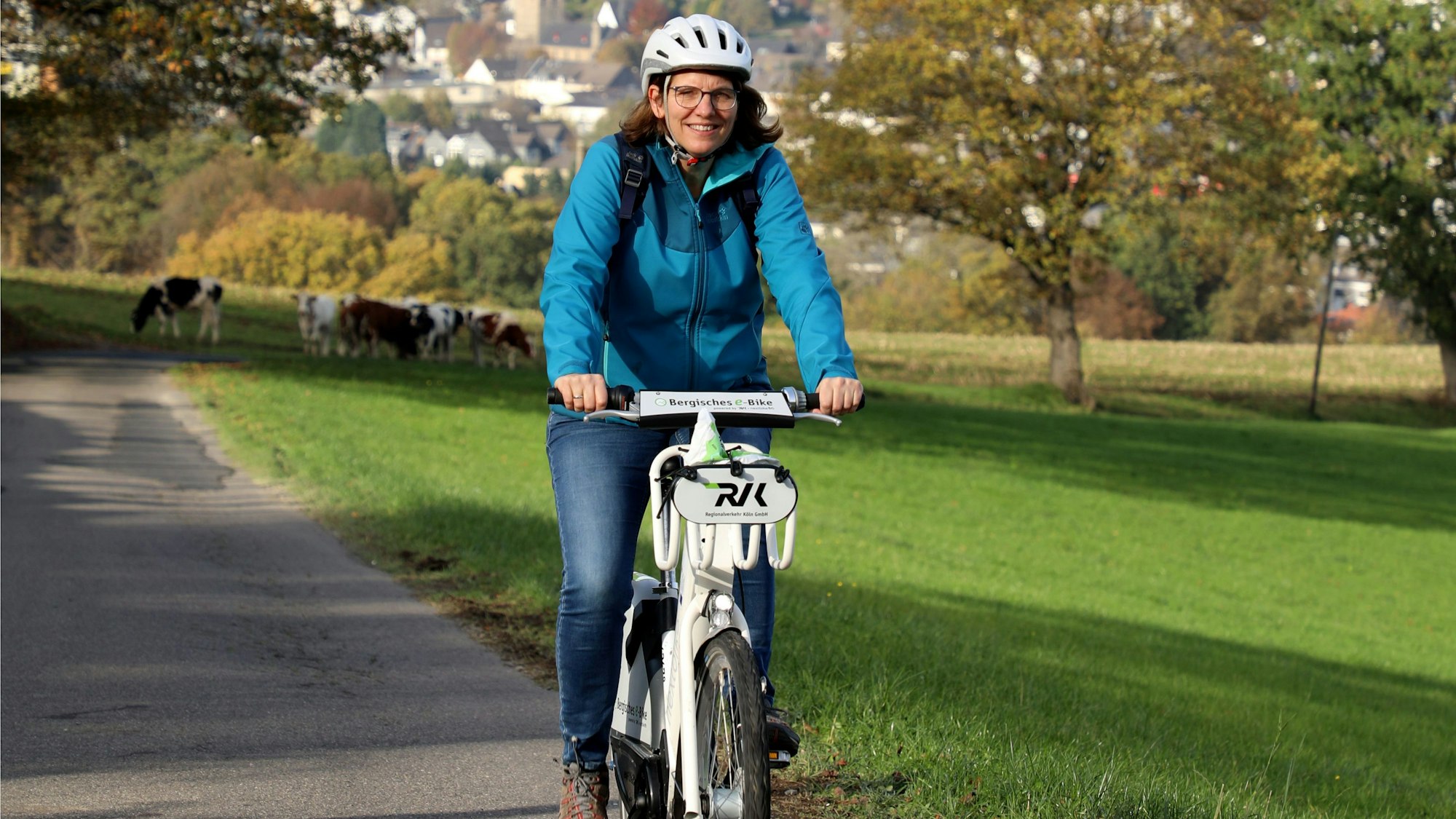 Eine Frau fährt bei Overath einen Berg hinauf.