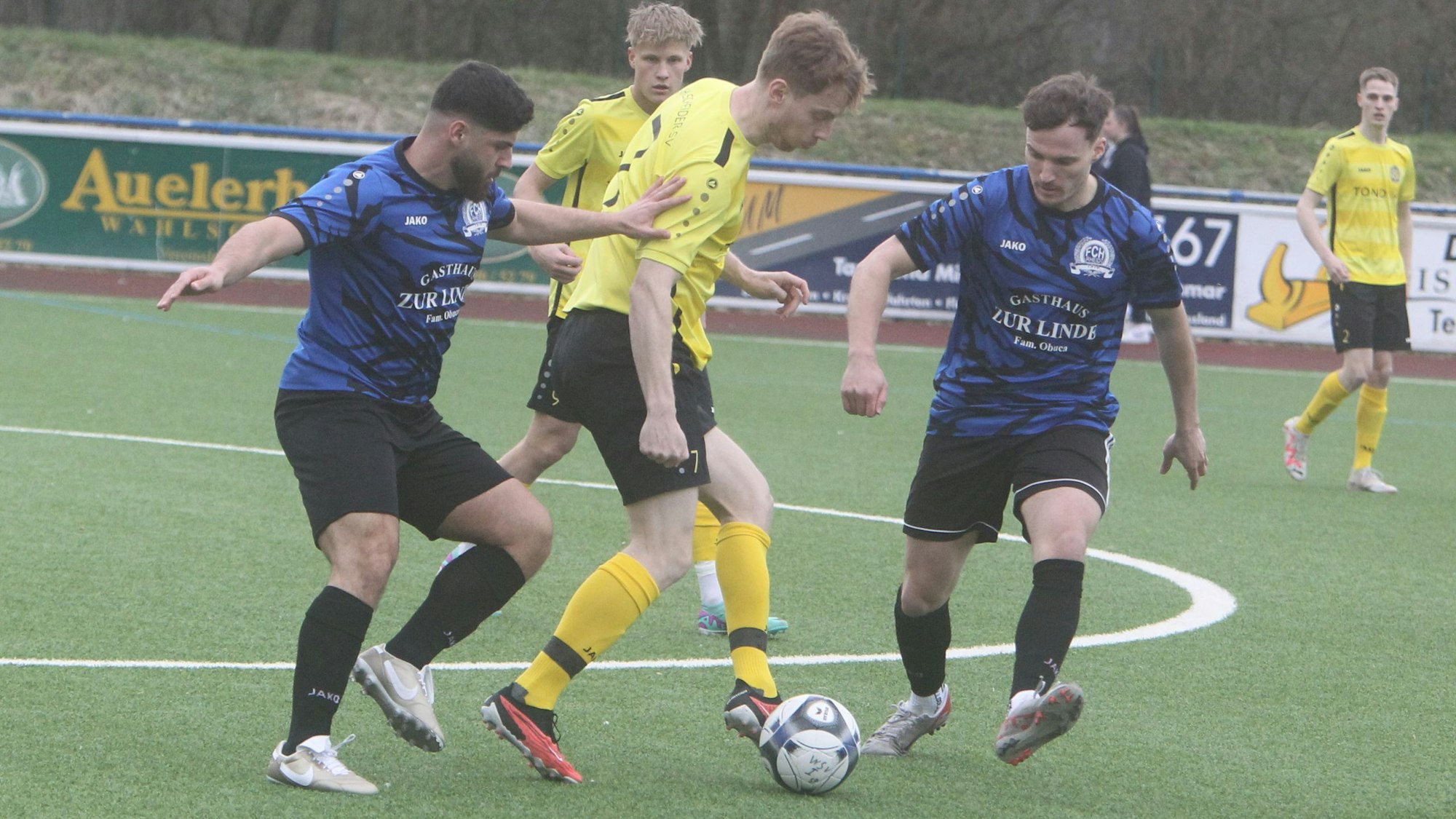 Die Rheidter Omar Saleh (links) und Marco Abels nehmen WSV-Akteur Max Feldner in die Zange.