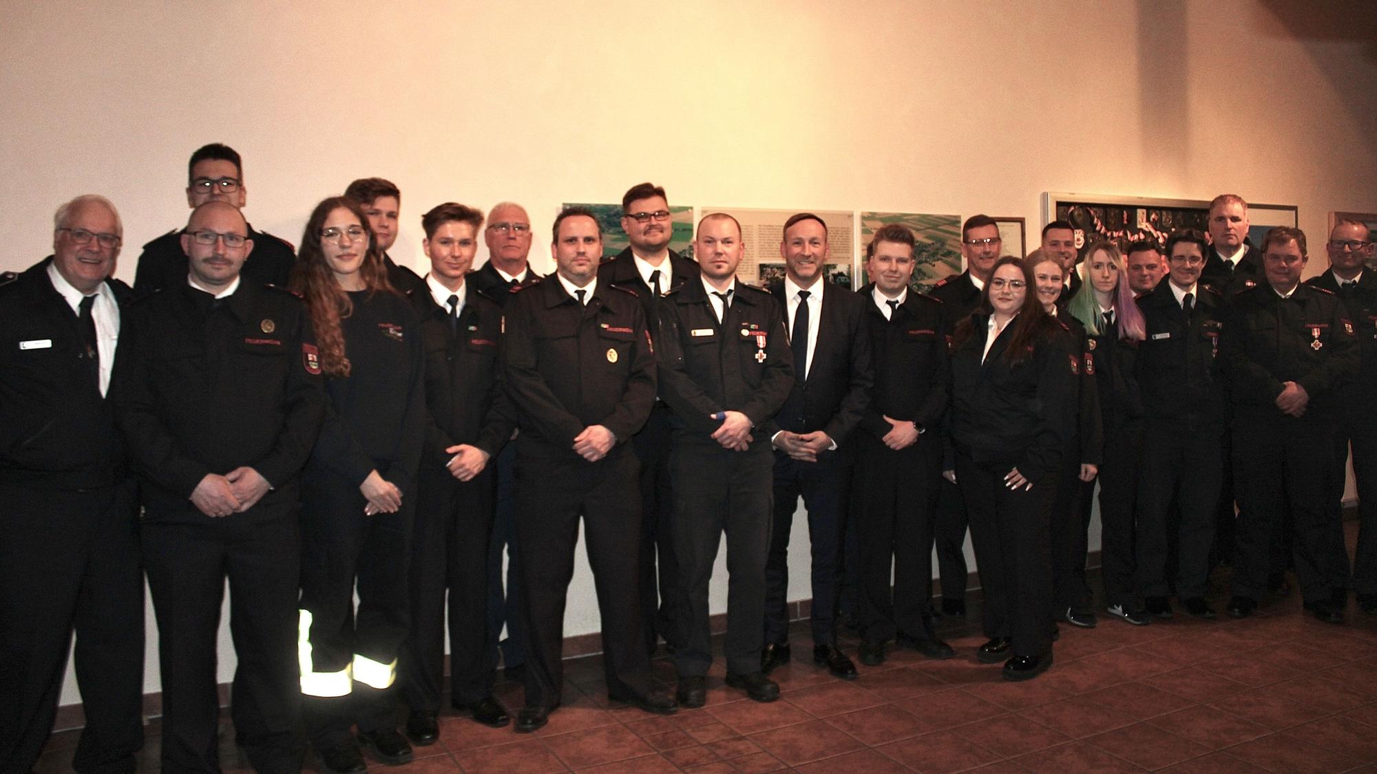 Das Gruppenbild zeigt verdiente Männer und Frauen der Elsdorfer Feuerwehr in ihren Uniformen.