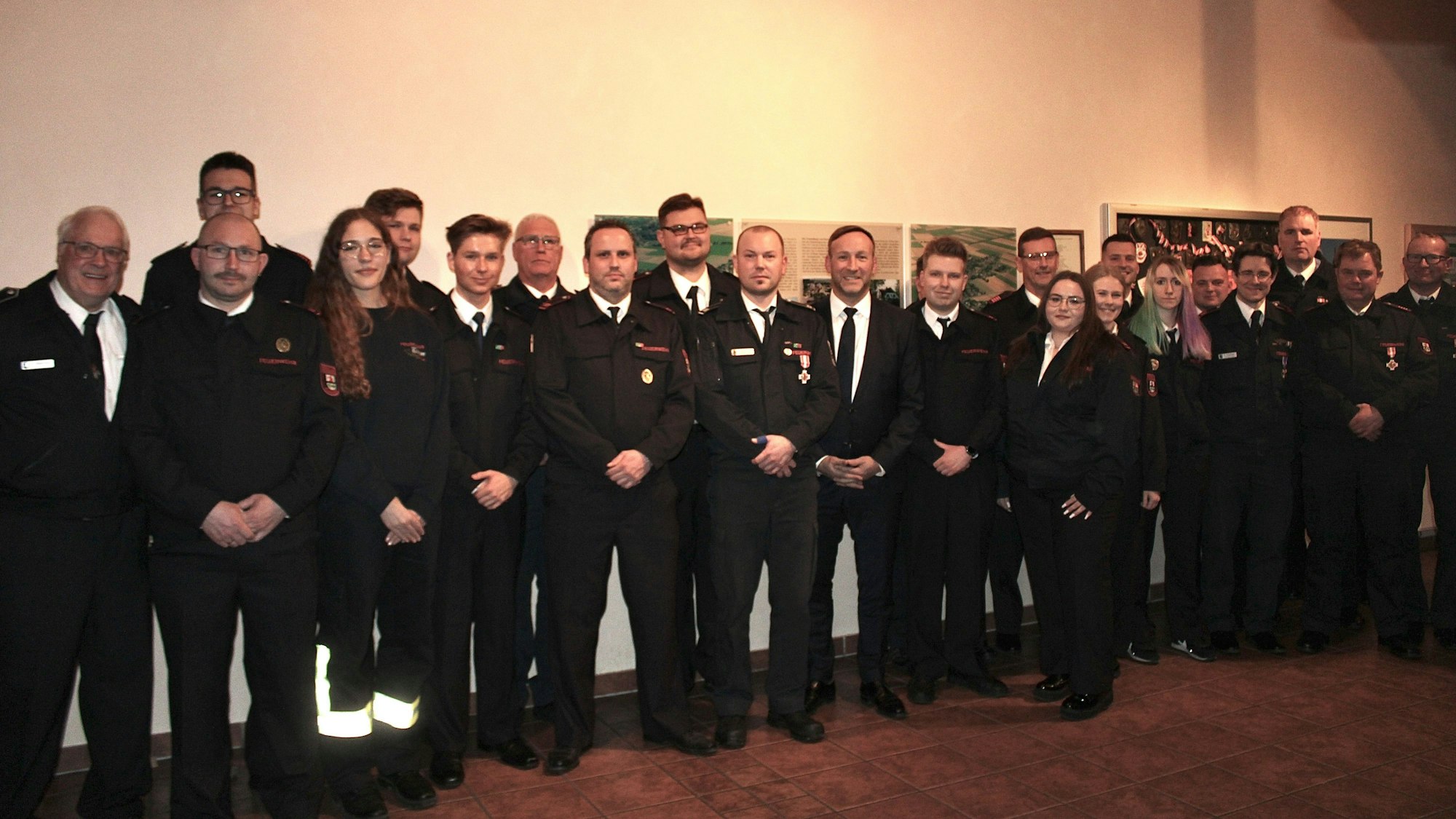 Das Gruppenbild zeigt verdiente Männer und Frauen der Elsdorfer Feuerwehr in ihren Uniformen.