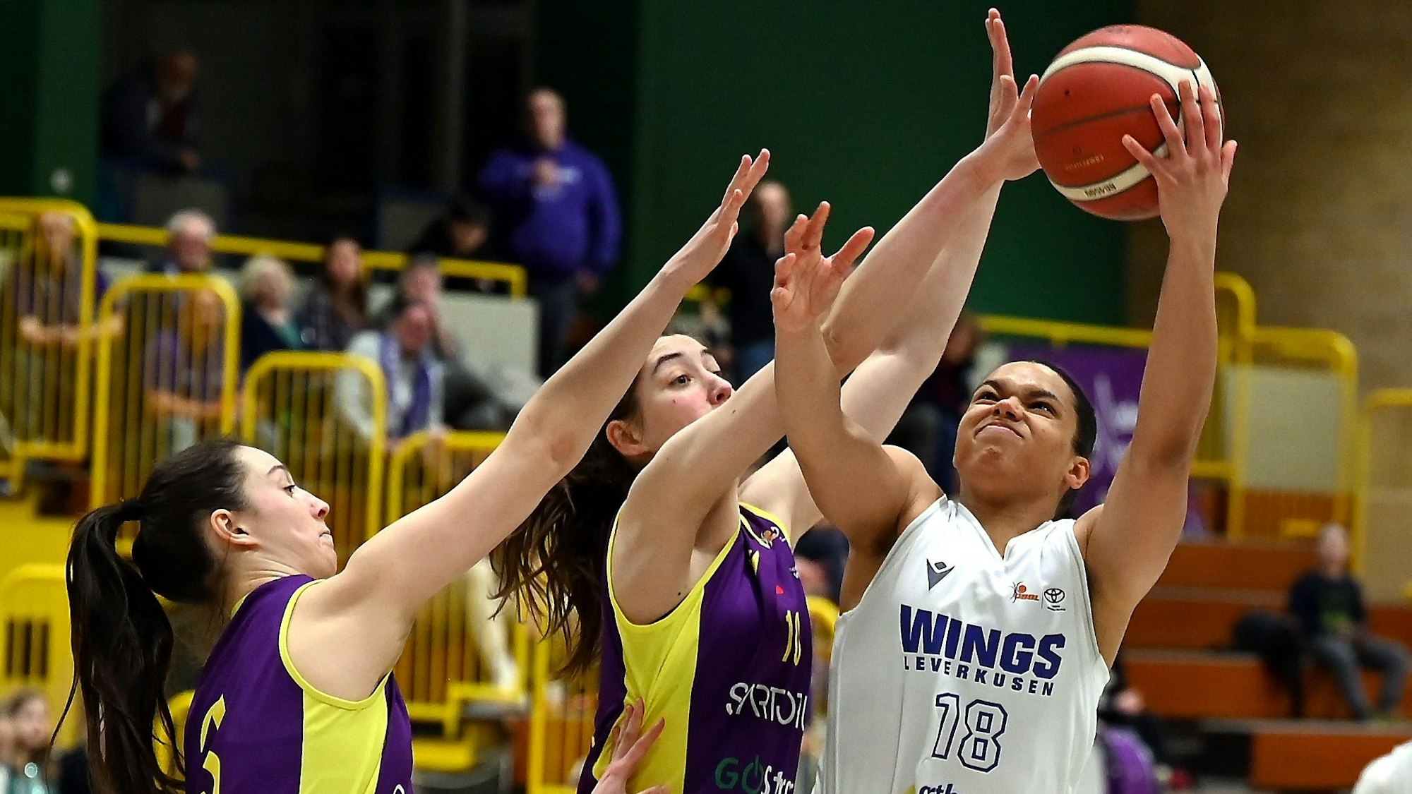 09.03.2024, Basketball-Wings Leverkusen-Göttingen
rechts: Olivia Okpara (Wings)
Foto: Uli Herhaus