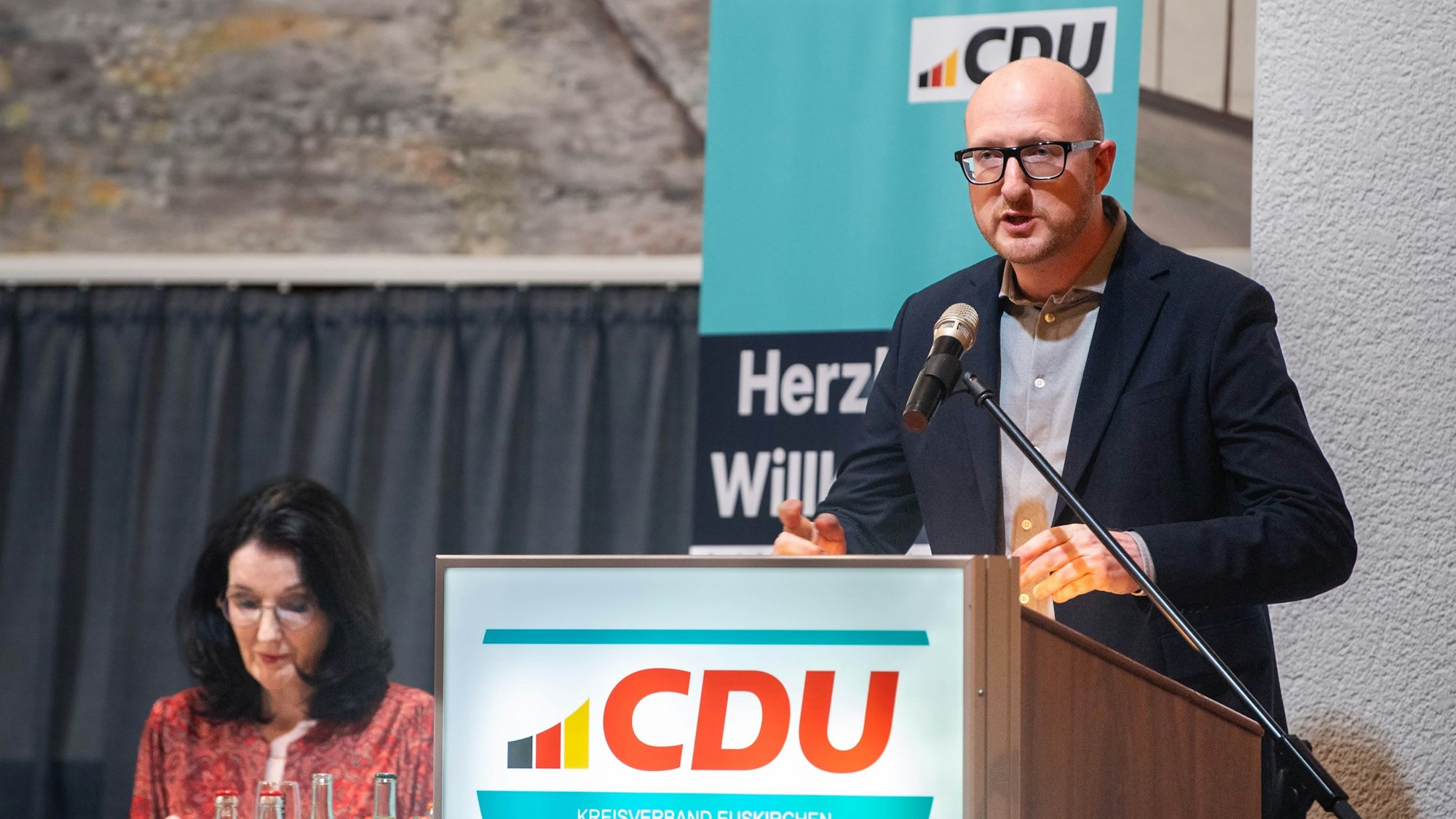 Ingo Pfennings, Chef der Kreis-CDU, steht am Rednerpult beim Kreisparteitag der CDU.