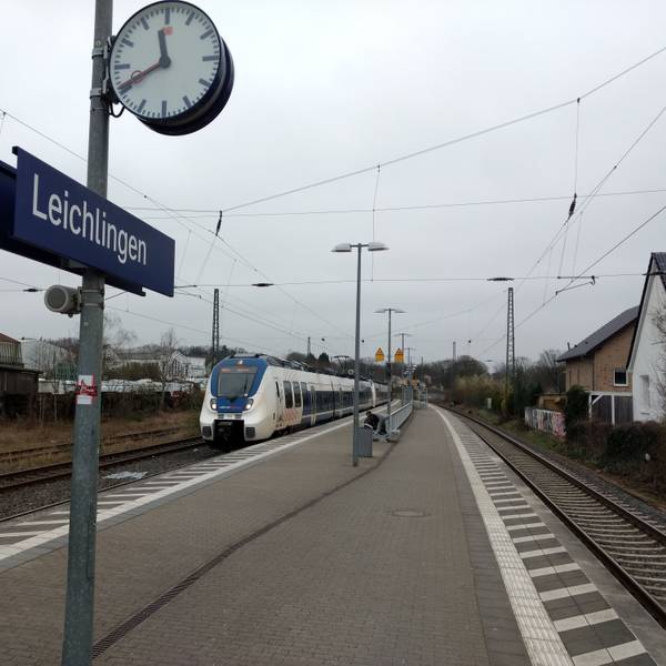 Ein Zug der Linie RB48 fährt in den Bahnhof Leichlingen ein: Im ersten Halbjahr 2026 ist die Strecke wegen Sanierungsarbeiten gesperrt.