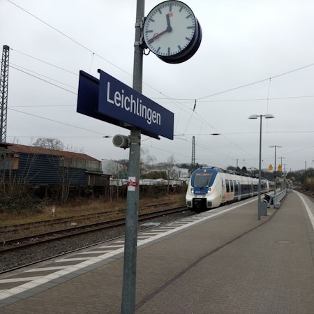 Ein Zug der Linie RB48 fährt in den Bahnhof Leichlingen ein: Im ersten Halbjahr 2026 ist die Strecke wegen Sanierungsarbeiten gesperrt.