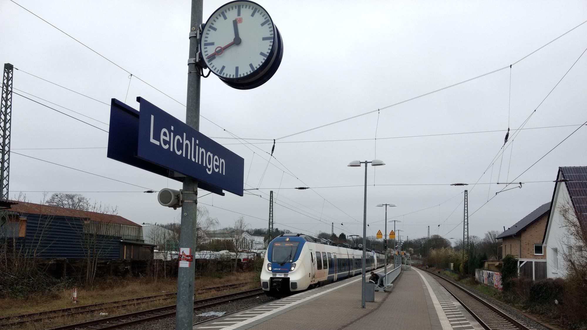 Ein Zug der Linie RB48 fährt in den Bahnhof Leichlingen ein: Im ersten Halbjahr 2026 ist die Strecke wegen Sanierungsarbeiten gesperrt.