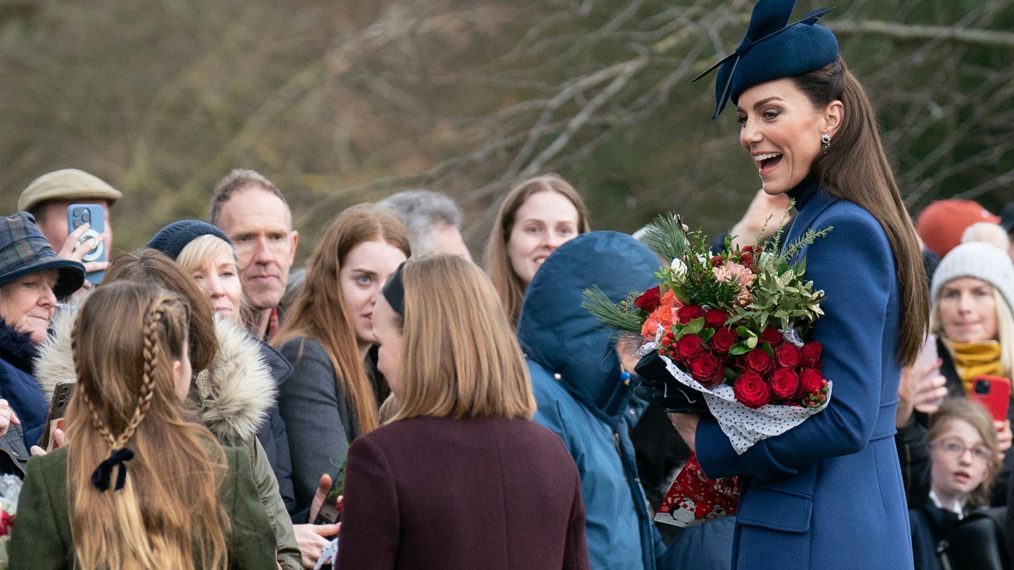 Prinzessin Charlotte (l-r), Mia Tindall und Kate, Prinzessin von Wales, unterhalten sich nach dem Weihnachtsgottesdienst in der St Mary Magdalene Church mit Schaulustigen. Es ist der bislang letzte öffentliche Auftritt von Kate.