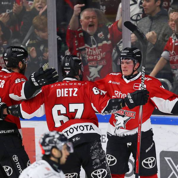 Torjubel bei den Kölner Haien nach dem 2:0 durch Justin Schütz.