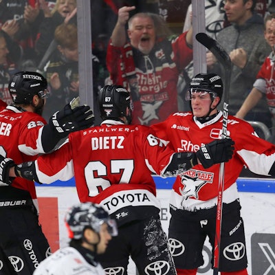 Torjubel bei den Kölner Haien nach dem 2:0 durch Justin Schütz.