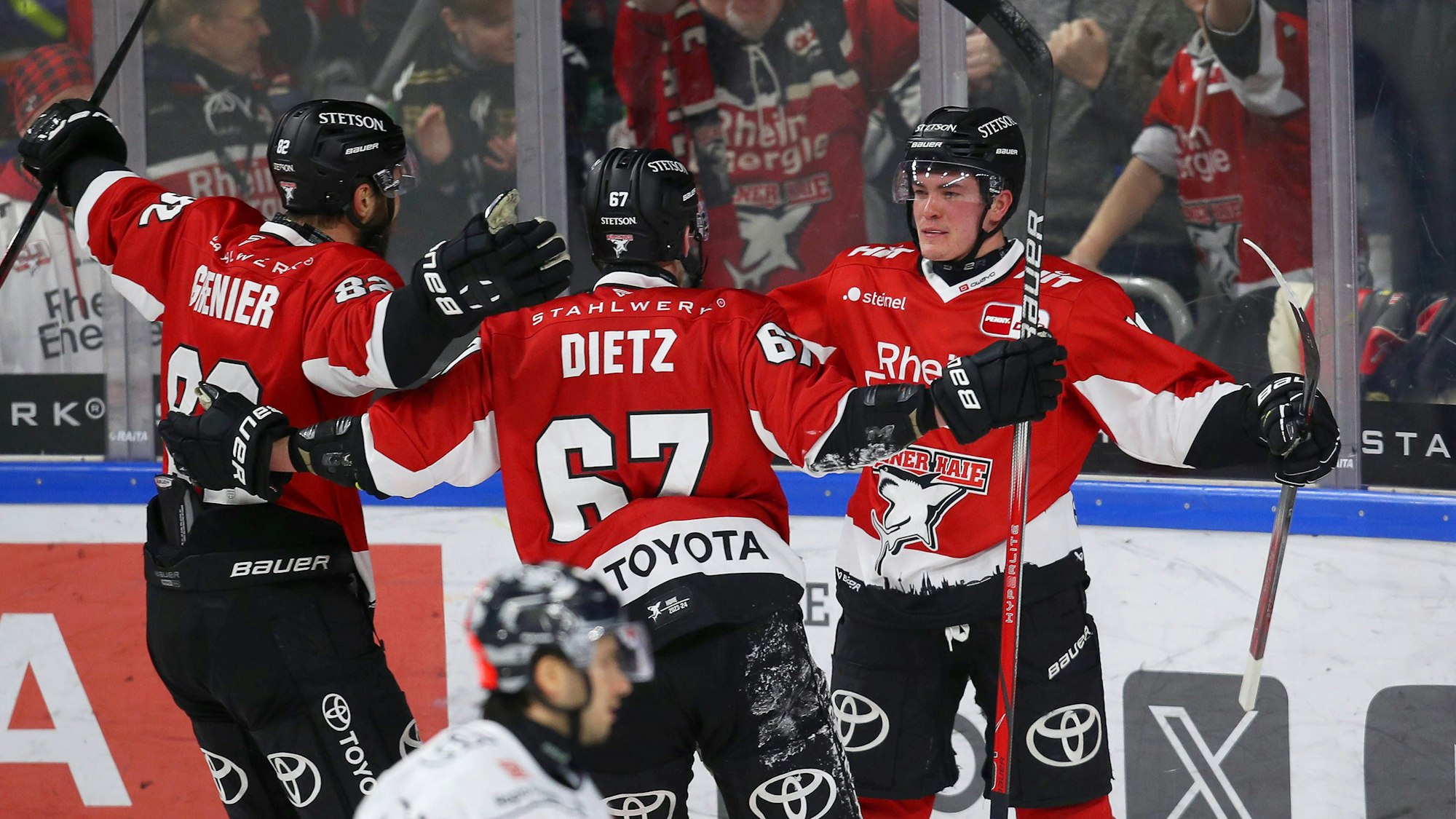 Torjubel bei den Kölner Haien nach dem 2:0 durch Justin Schütz.