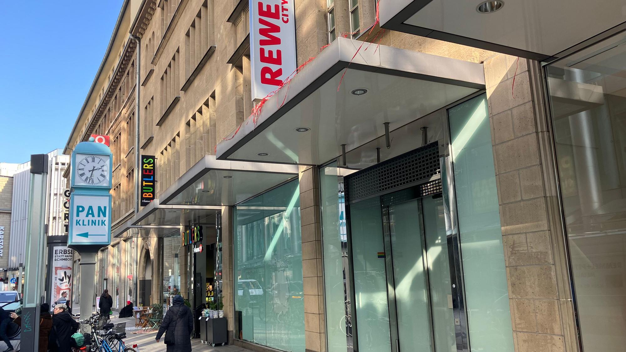 Außenansicht des geschlossenen Rewe-Marktes.