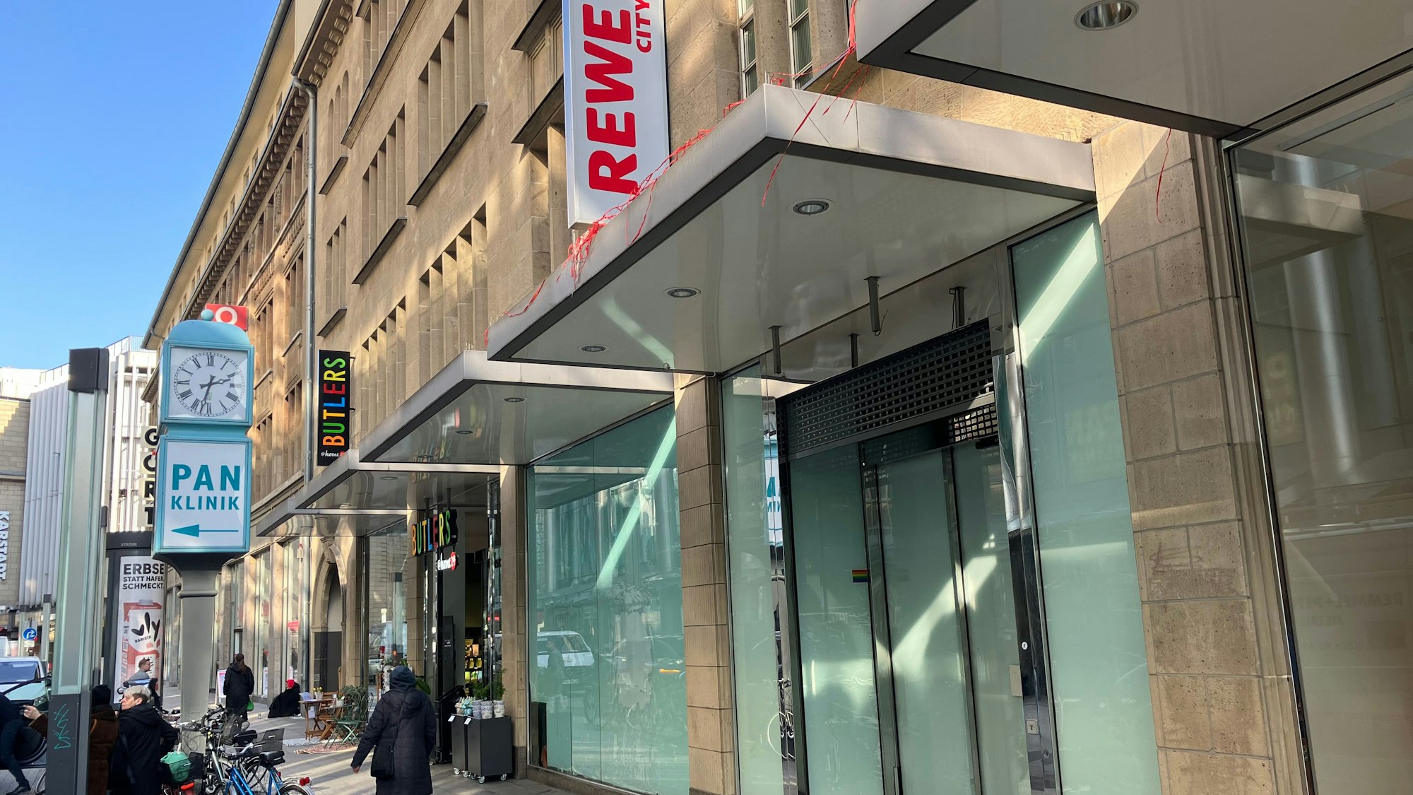 Außenansicht des geschlossenen Rewe-Marktes.