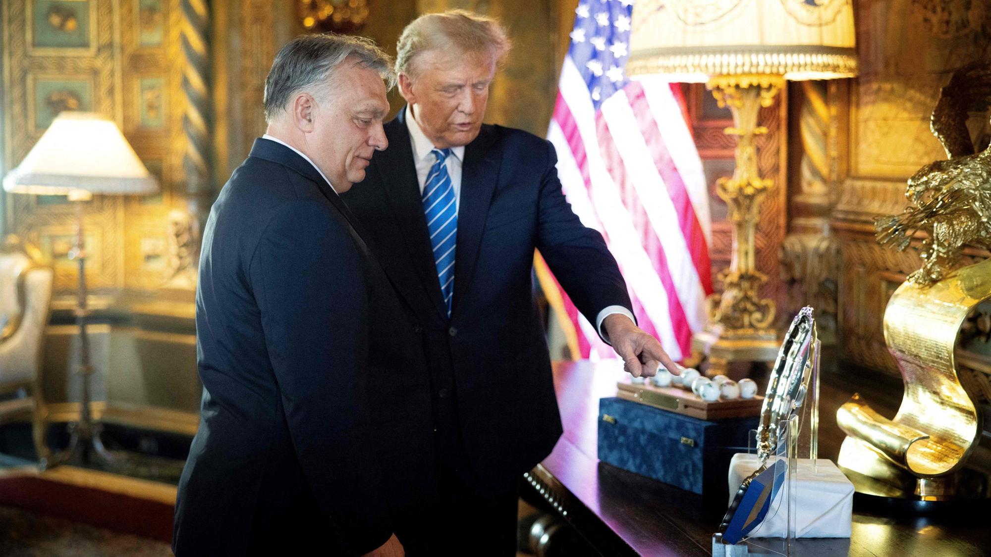 Ex-US-Präsident Donald Trump führt Ungarns Ministerpräsident Viktor Orbán in seiner Residenz in Mar-a-Lago herum. Die beiden rechtspopulistischen Politiker haben sich bei Orbáns Besuch in den USA gegenseitig mit Lob überschüttet.