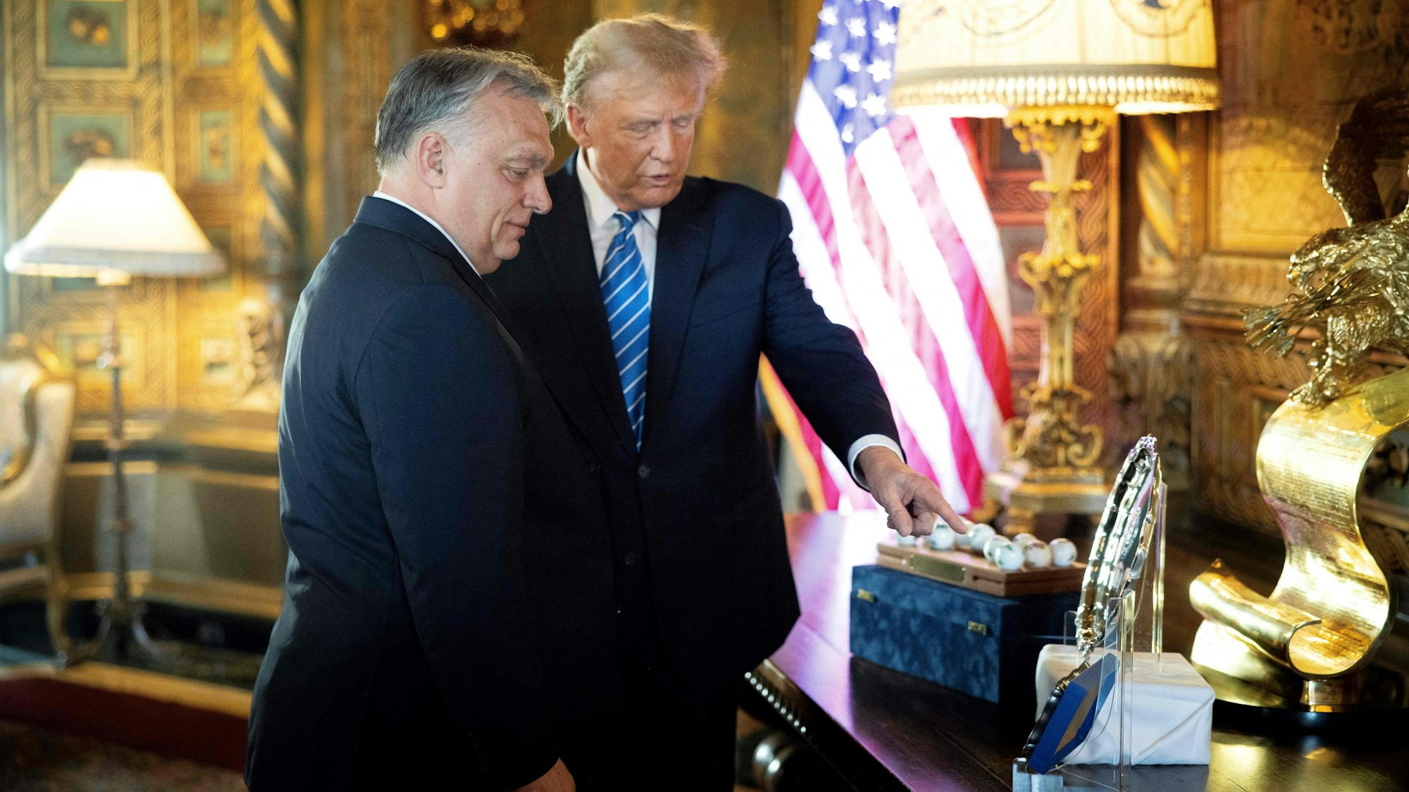 Ex-US-Präsident Donald Trump führt Ungarns Ministerpräsident Viktor Orbán in seiner Residenz in Mar-a-Lago herum. Die beiden rechtspopulistischen Politiker haben sich bei Orbáns Besuch in den USA gegenseitig mit Lob überschüttet.