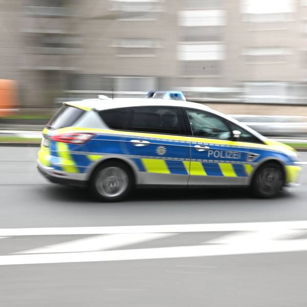 Ein Polizeiwagen rast durch die Innenstadt